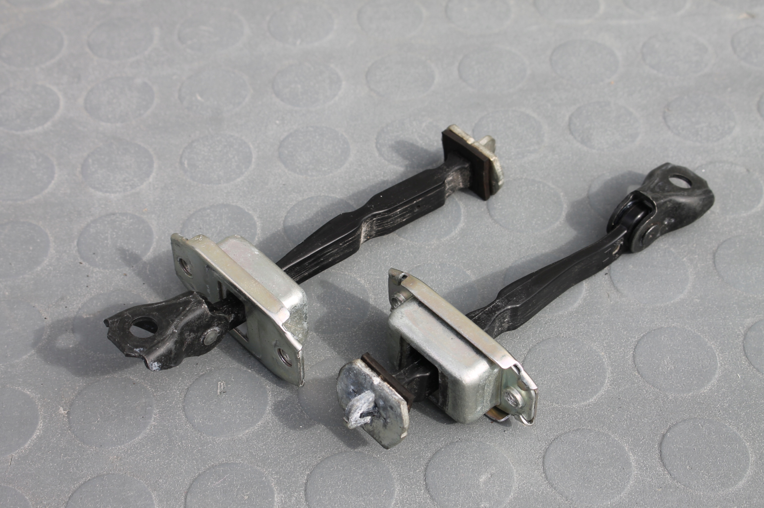 OGRANICZNIK DRZWI LEWY PRZOD QASHQAI J11 13 21