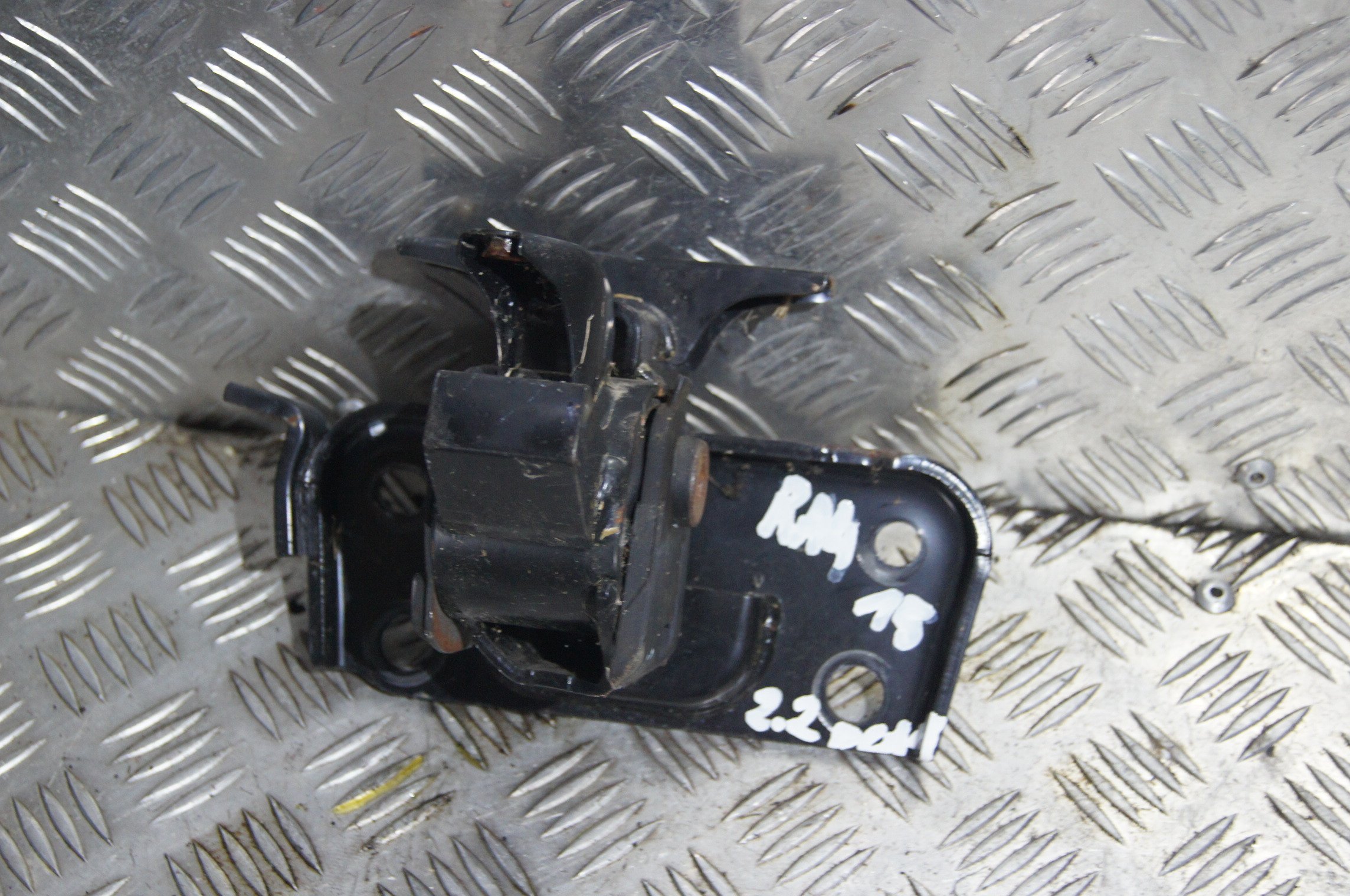 подушка лапа коробки Двигателя RAV4 2015 2.2