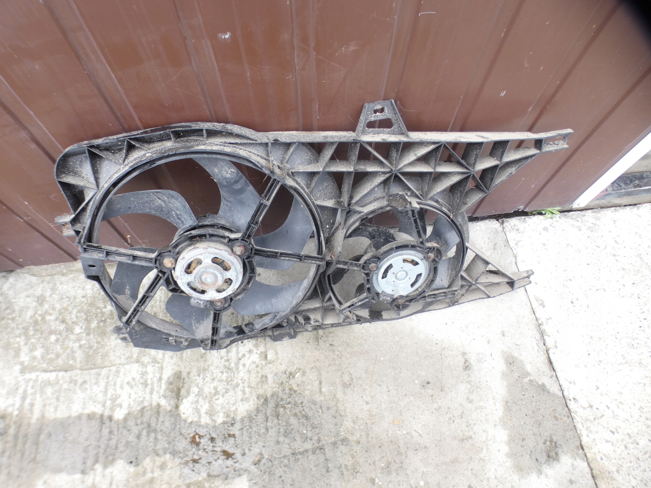 chladič vody ventilátor chladiče OPEL VIVARO 2.0 8200465488