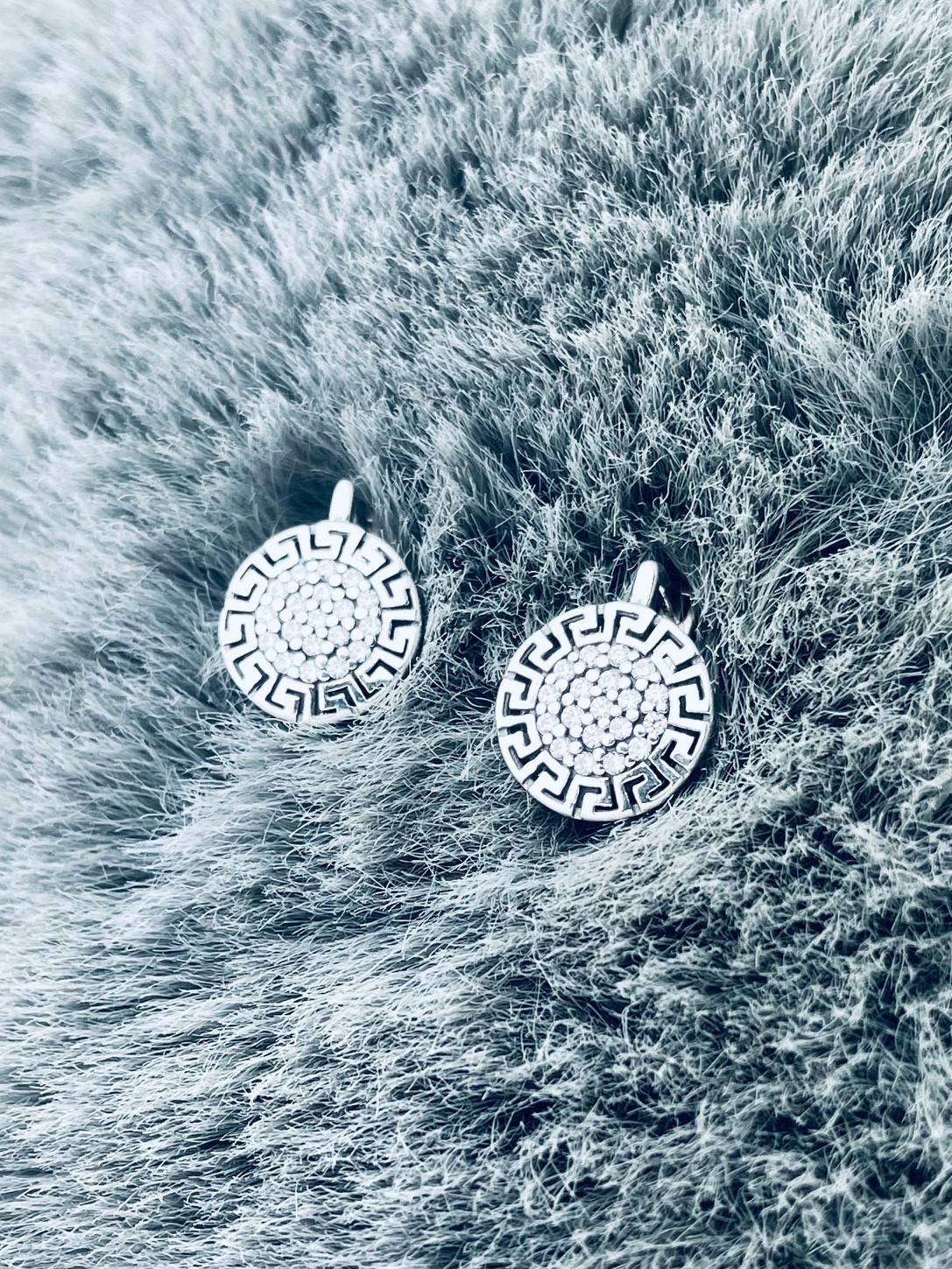 Stříbrné náušnice s kroužky a zirkony s řeckým vzorem