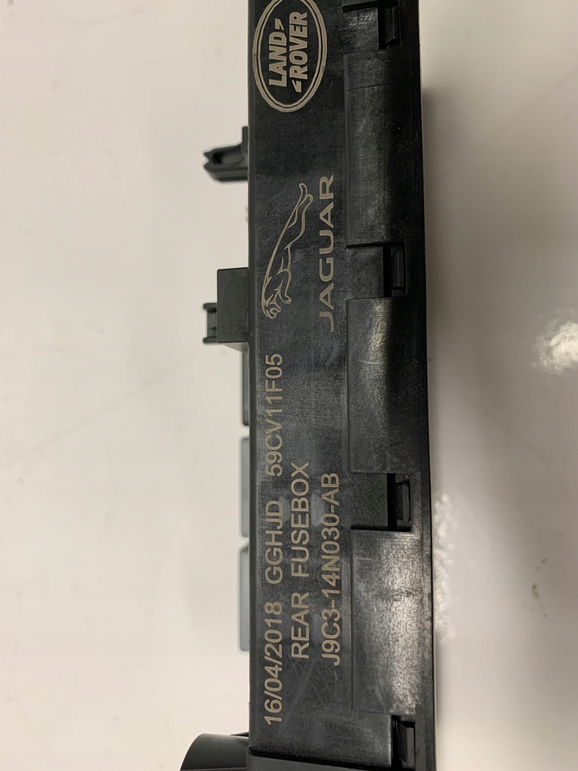 SKRZYNKA BEZPIECZNIKÓW DO JAGUAR E-PACE Producent części Jaguar OE