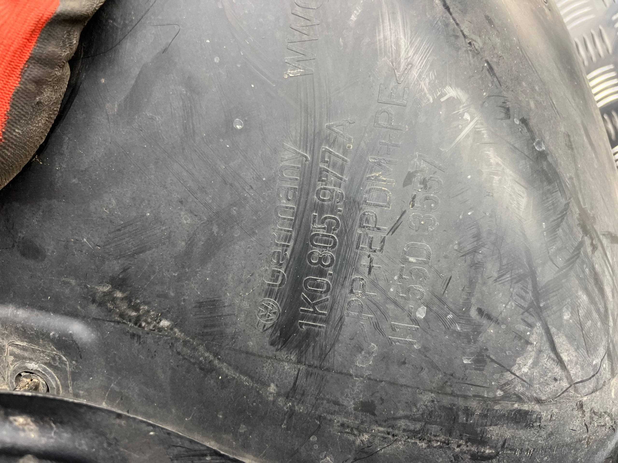 mudguard left front VOLKSWAGEN GOLF 5 1K0805977A