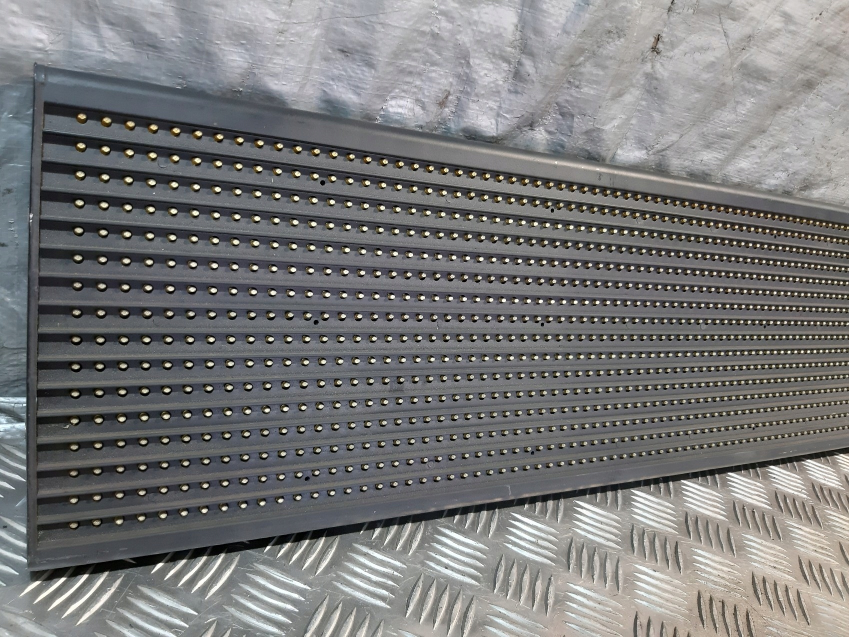 display AESYS HG 4/10.120x16/1 YW SLIM2 EVOBUS