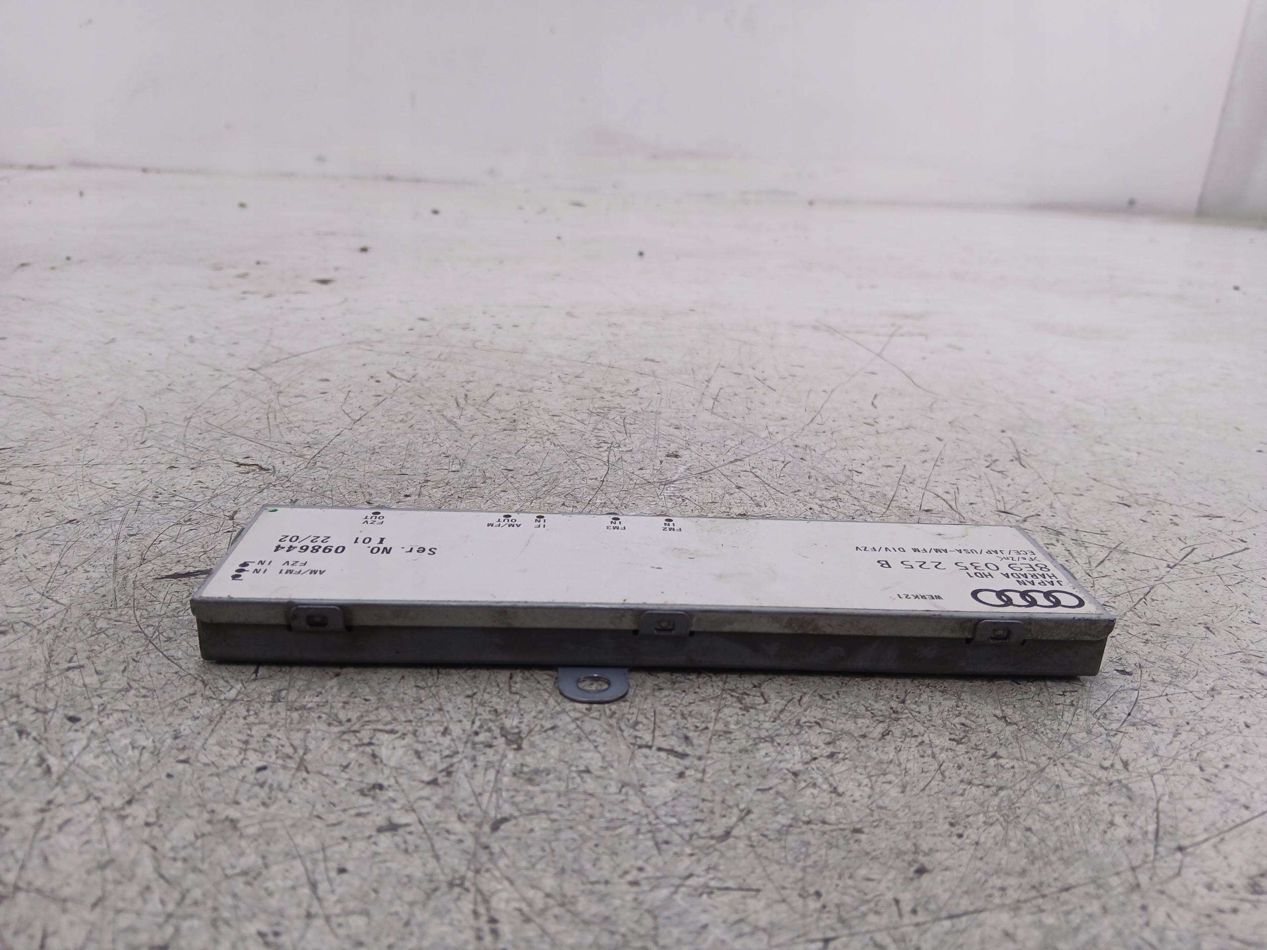 AUDI A4 B6 B7 module antenna amplifier 8E9035225B
