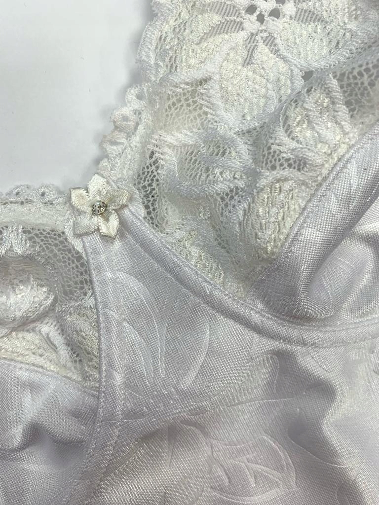 Triumph Cynthia BS Body modelujące skuteczne koronka biel 90B Rozmiar 90B