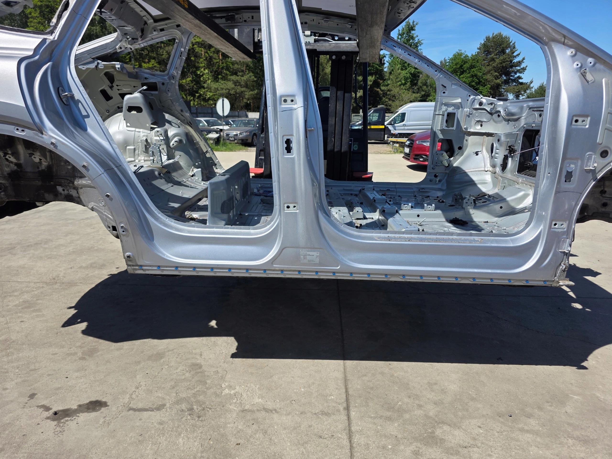 quarter threshold right right side of the passenger AUDI Q4 E-TRON original !!!