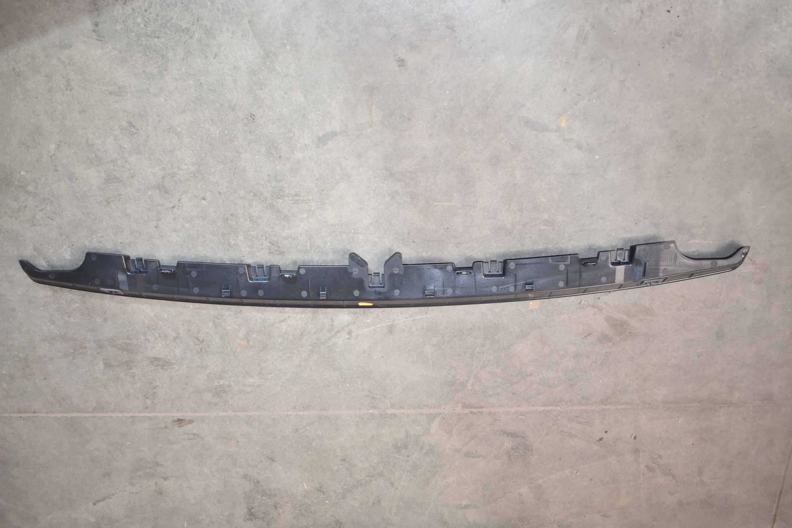 IDEALNA moulding torpedo rear. BMW G70 1