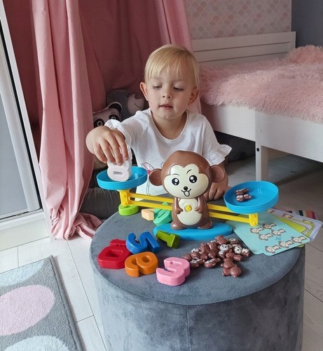 GRA EDUKACYJNA MAŁPKA- WAGA SZALKOWA Kolor dominujący odcienie brązu i beżu