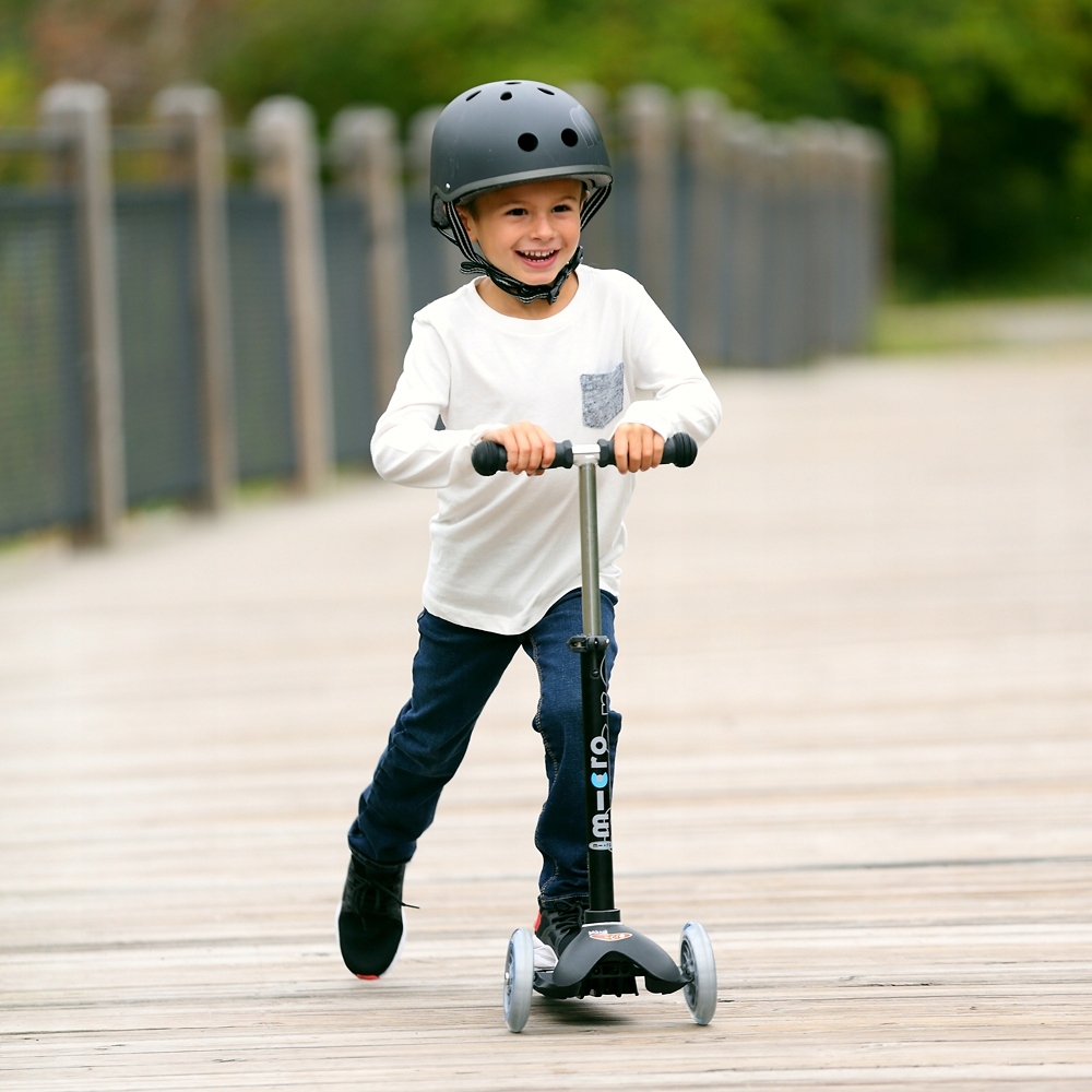 HULAJNOGA MINI MICRO DELUXE BLACK MMD039 Liczba kół 3