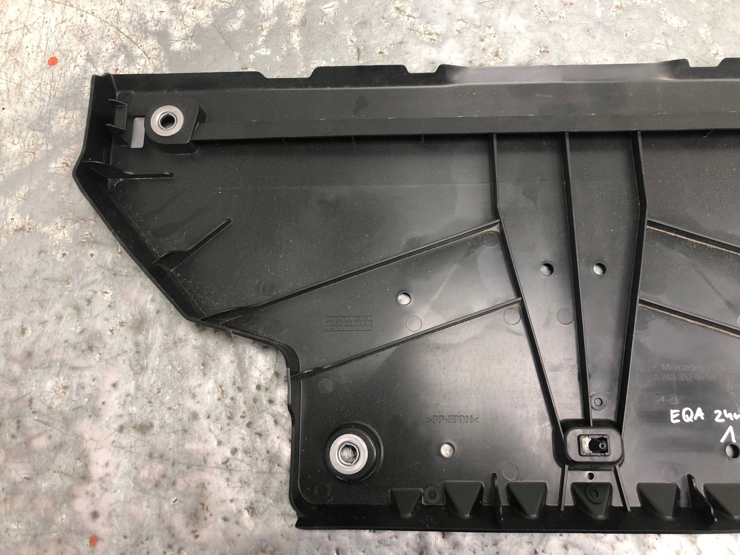 cover chassis MERCEDES EQA A2433520600