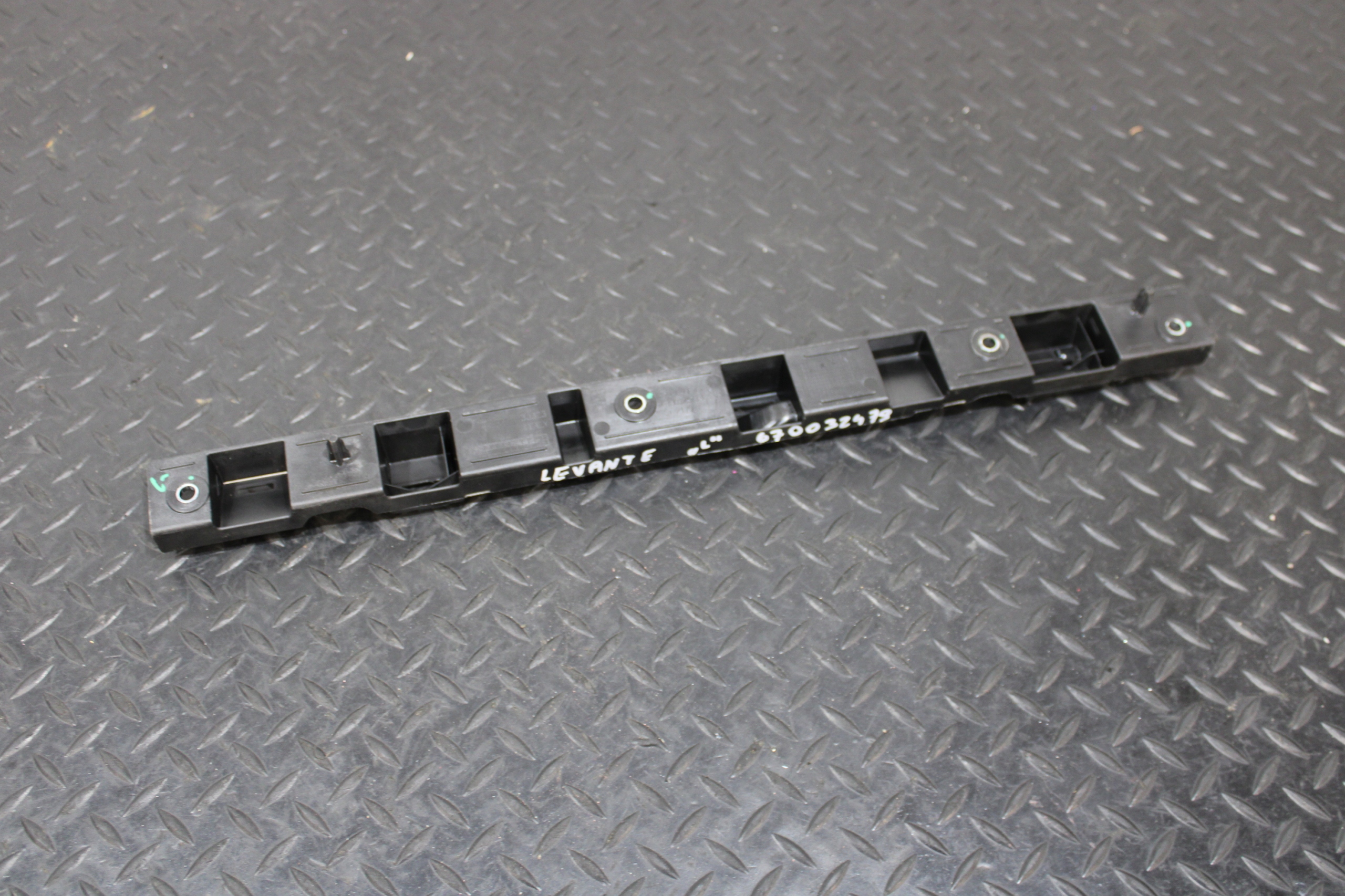 Support Support plaque Jupes Gauche MASERATI LEVANTE M161 670032479