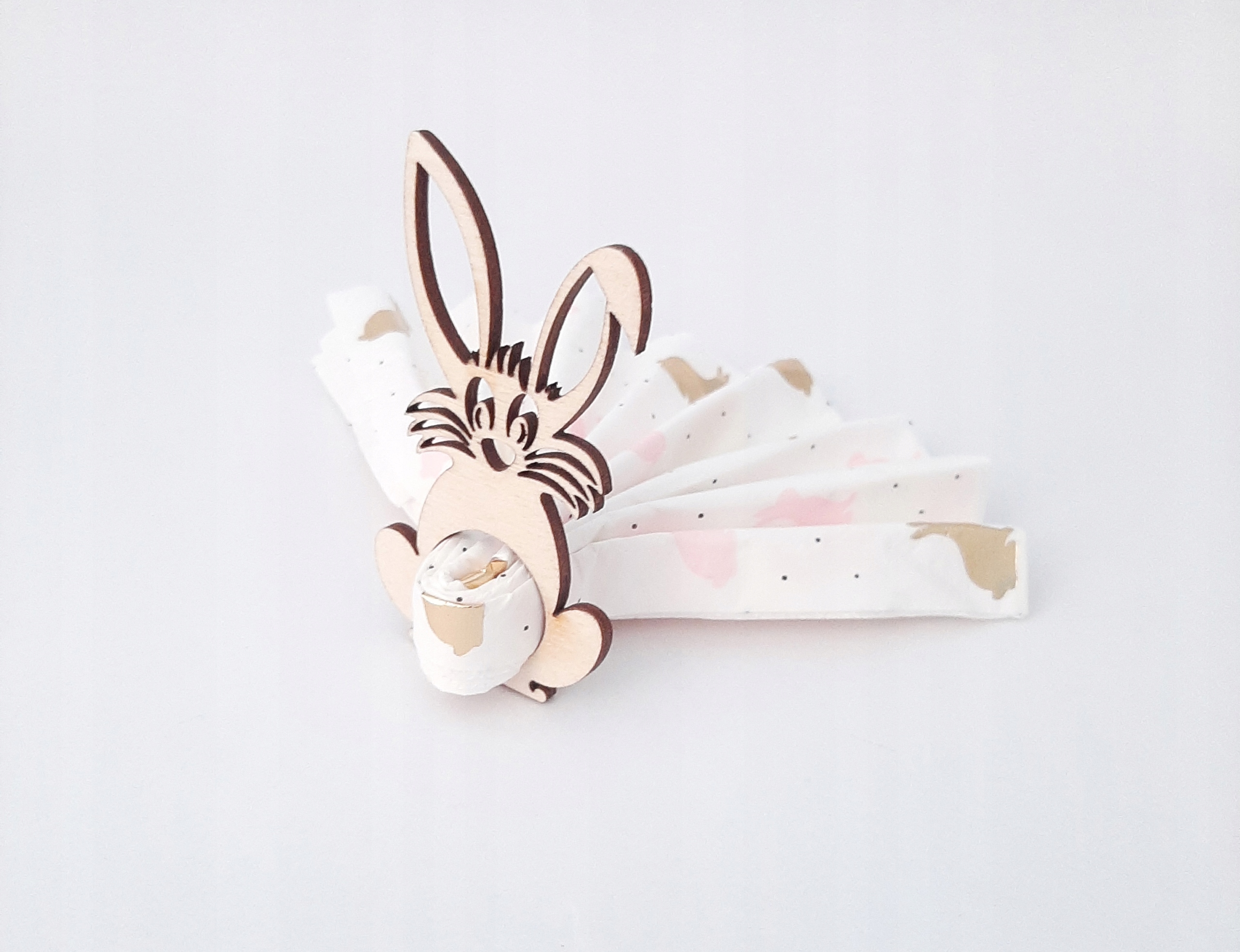 

Wielkanocna obręcz na serwetkę, stolik, zajączek