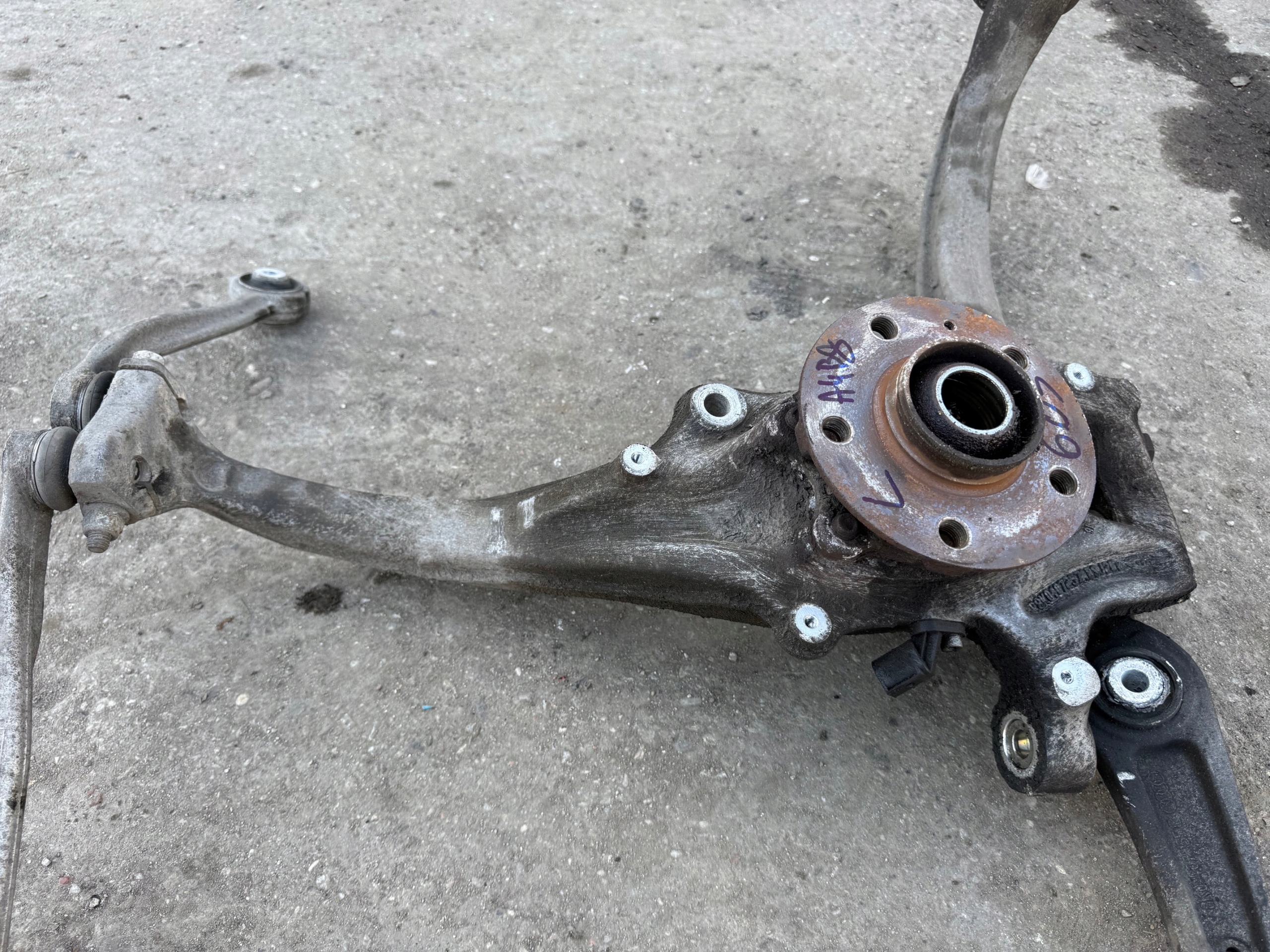 AUDI swing left front left front of the arm 8K0407257ABS