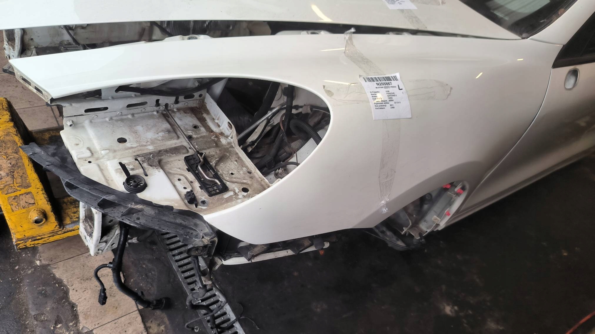 fender left front LR9A PORSCHE CAYENNE II 7P5 92A