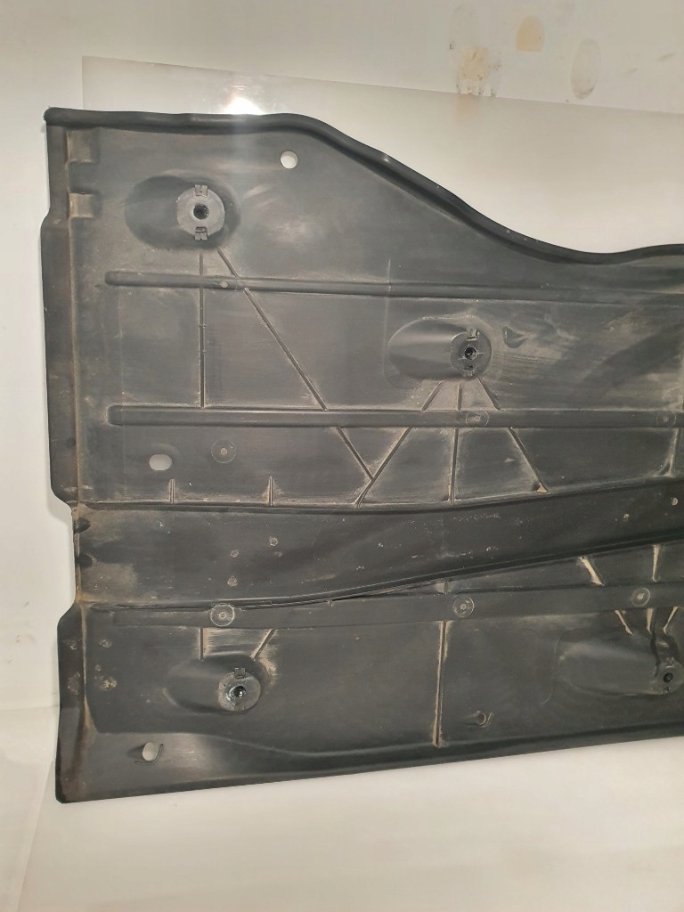 A3 8V GOLF VII LEON III PASSAT B8 OSŁONA PODWOZIA PRAWA 5Q0825272A ORYGINAŁ Strona zabudowy prawa