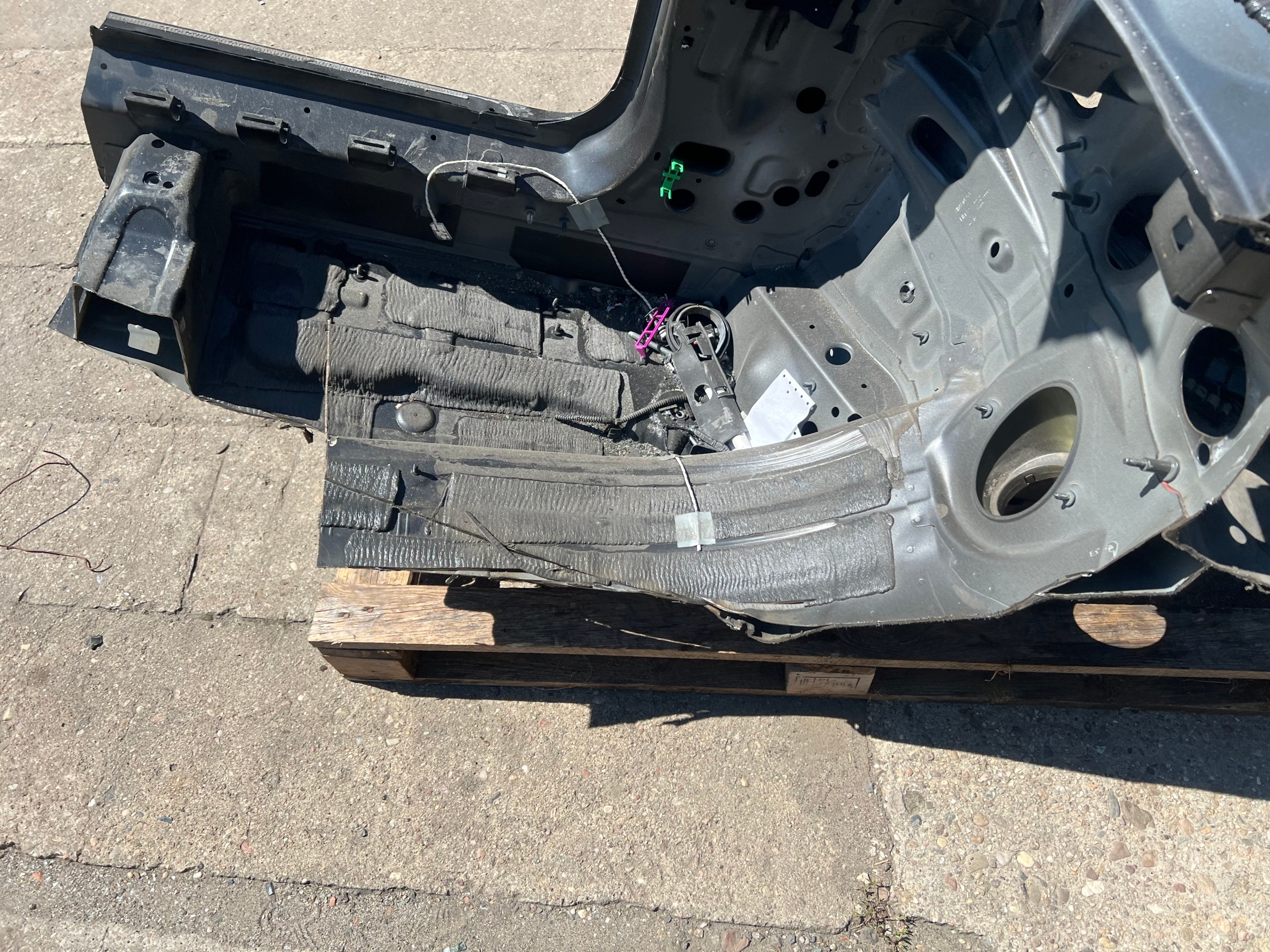 AUDI A4 B9 quarter left front quarter threshold LX7L