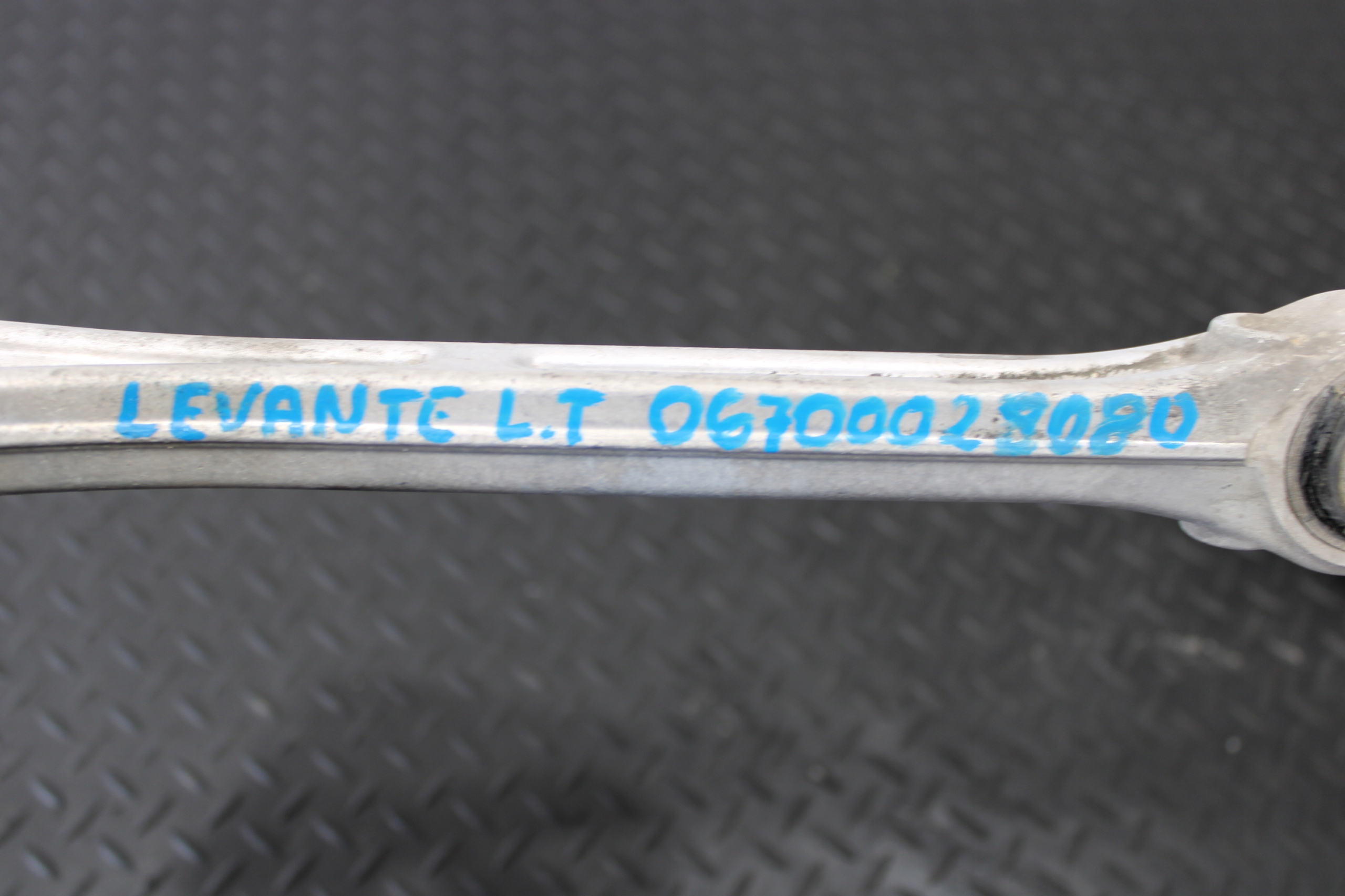Querlenker links heck MASERATI LEVANTE M161 06700028080