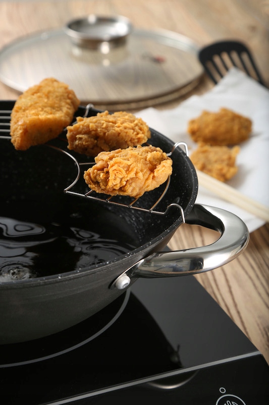 Patelnia wok z aromatyzerem 28X9,4 cm ŻELIWNY Marka Bergner