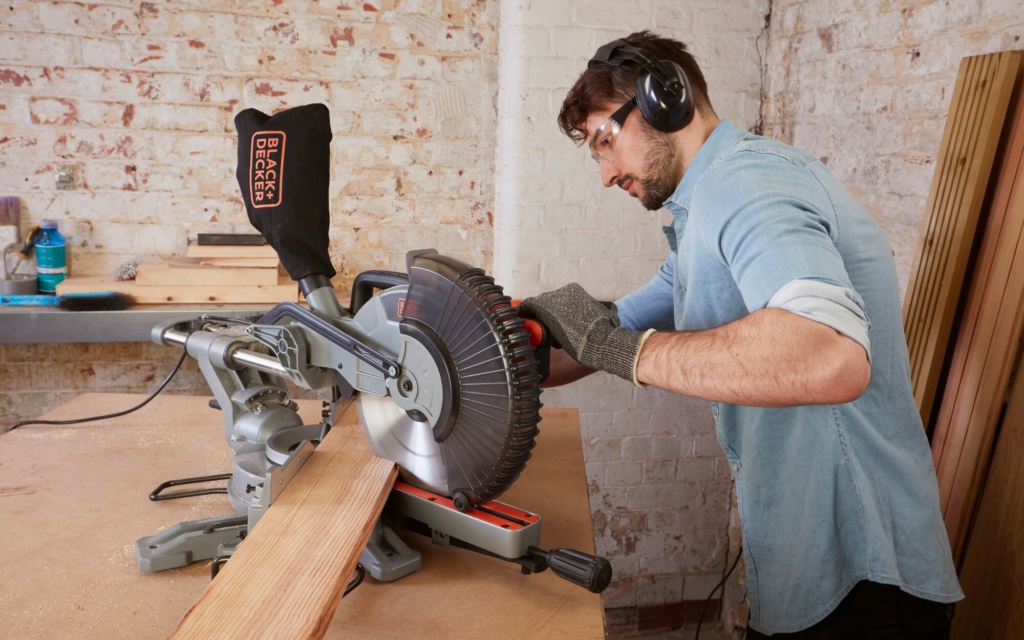 Pilarka ukosowa Ukośnica 254mm 2100W z posuwem Black & Decker BES710 Maksymalna moc 2100 W