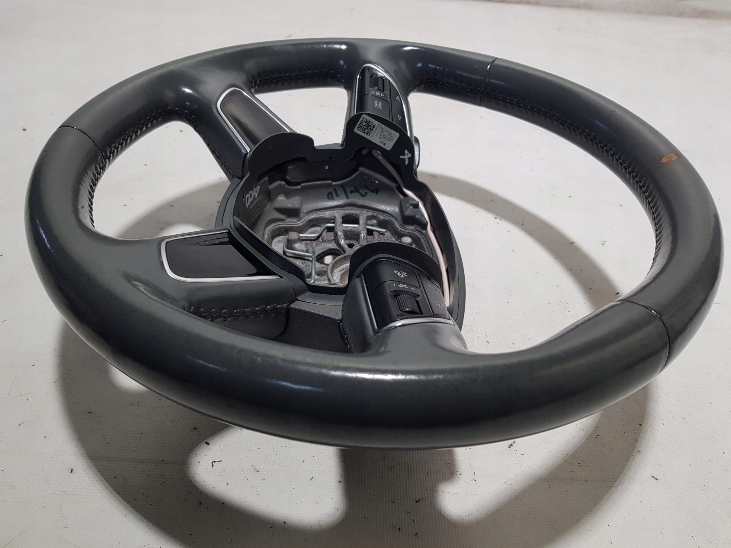 volant cuir MULTIFUNKCJA avec la direction AUDI A8 D4 4H0419091T