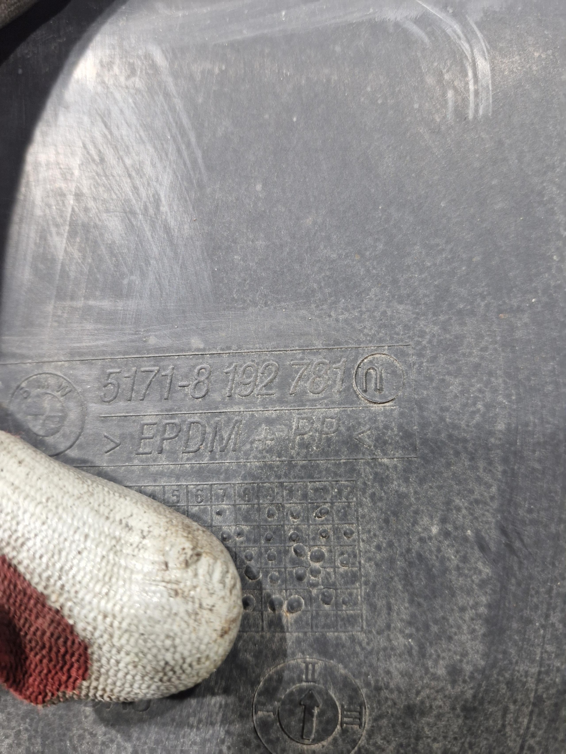 8192781 BMW E39 KOMBI mudguard left rear part TYLNIE