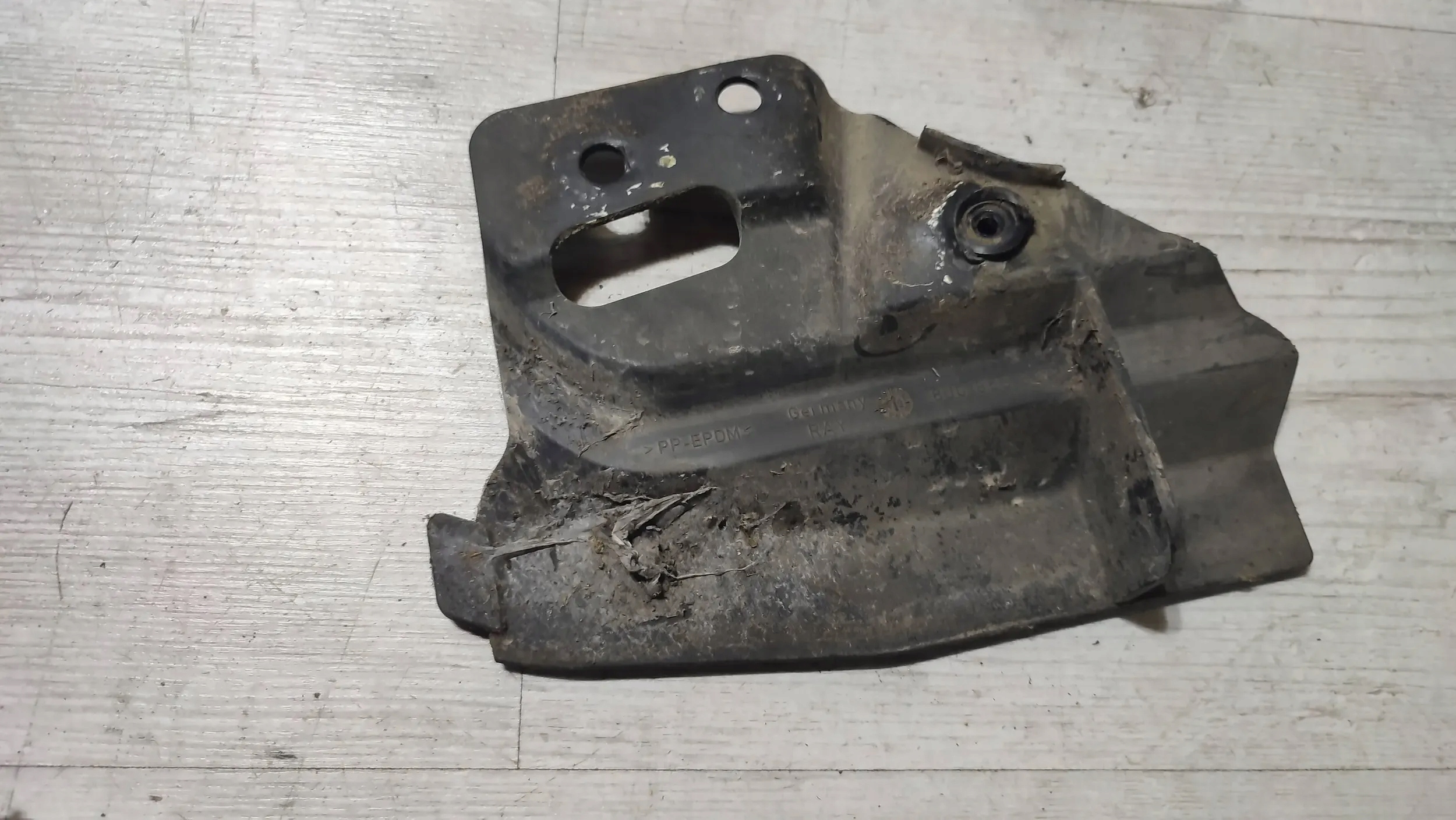 Audi TT 8J 13r 2.0tdi rear part side right mudguard flap