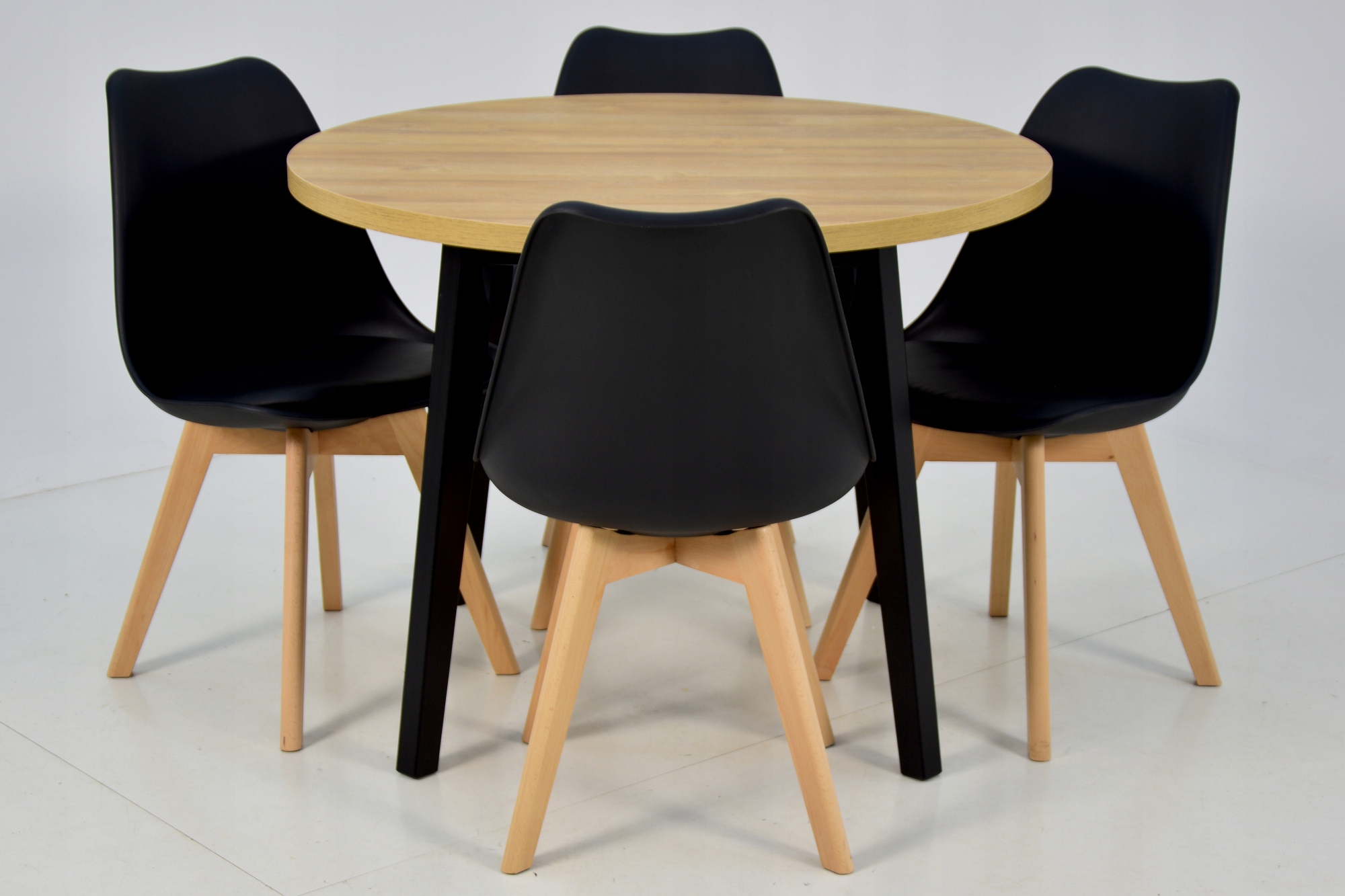 4 скандинавских стула + круглый стол 100 см. Высота стола 75 см.
