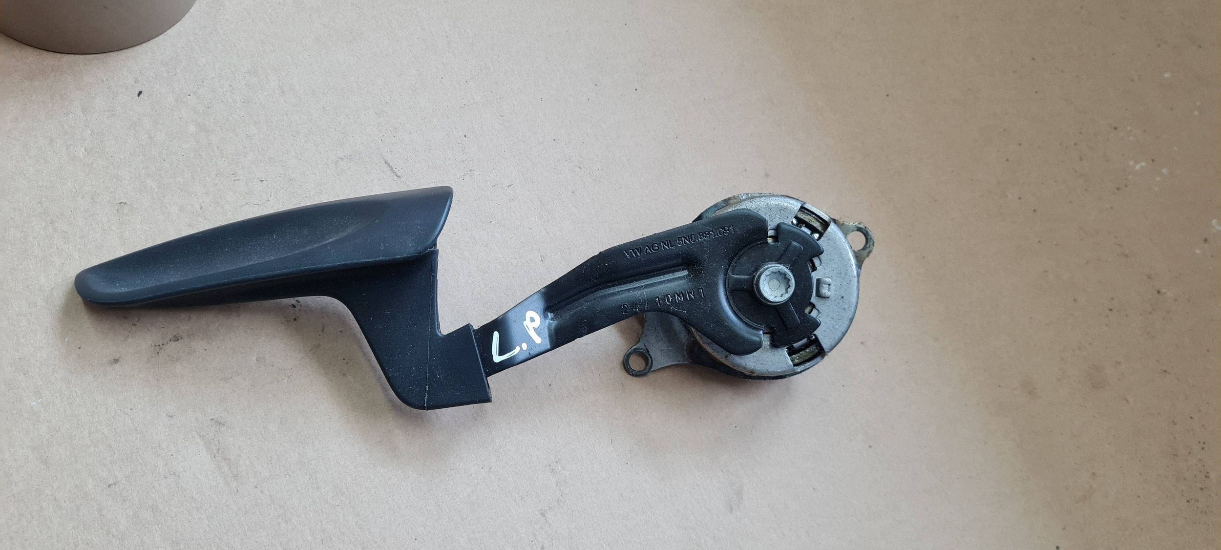 Q5 8R handle mechanism control seat left front 5N0882251A A4 B8 A5