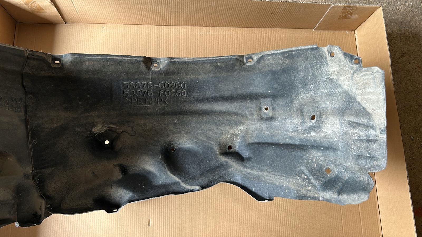 mudguard left front TOYOTA LAND CRUISER 24