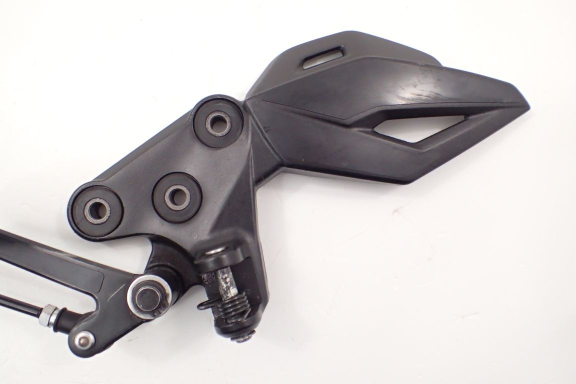 Set [L] podnóżek kierowcy Suzuki GSX-S 750 18- Producent Suzuki OE