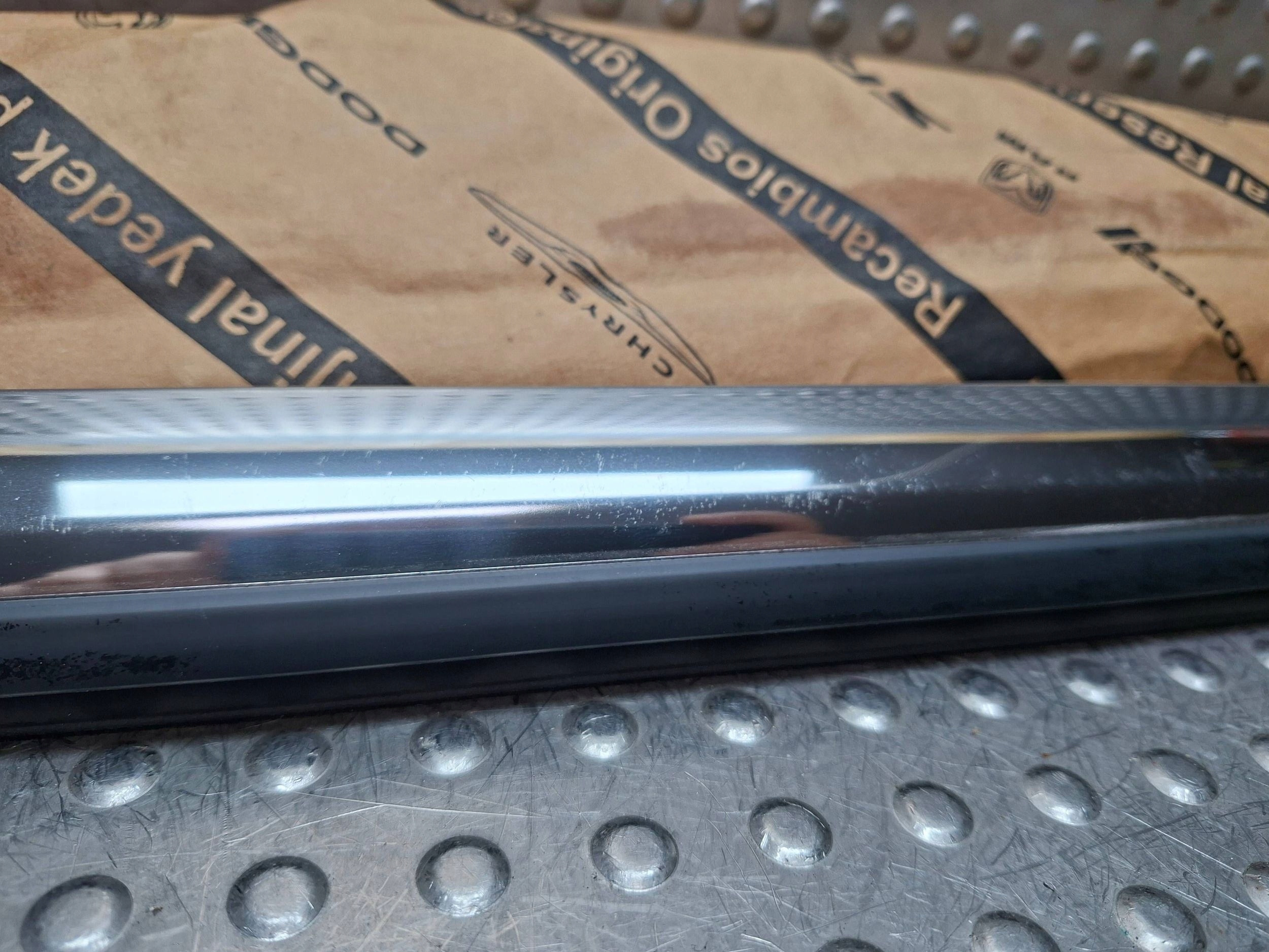 moulding dust door front left DODGE CHARGER 07- 04806061AE