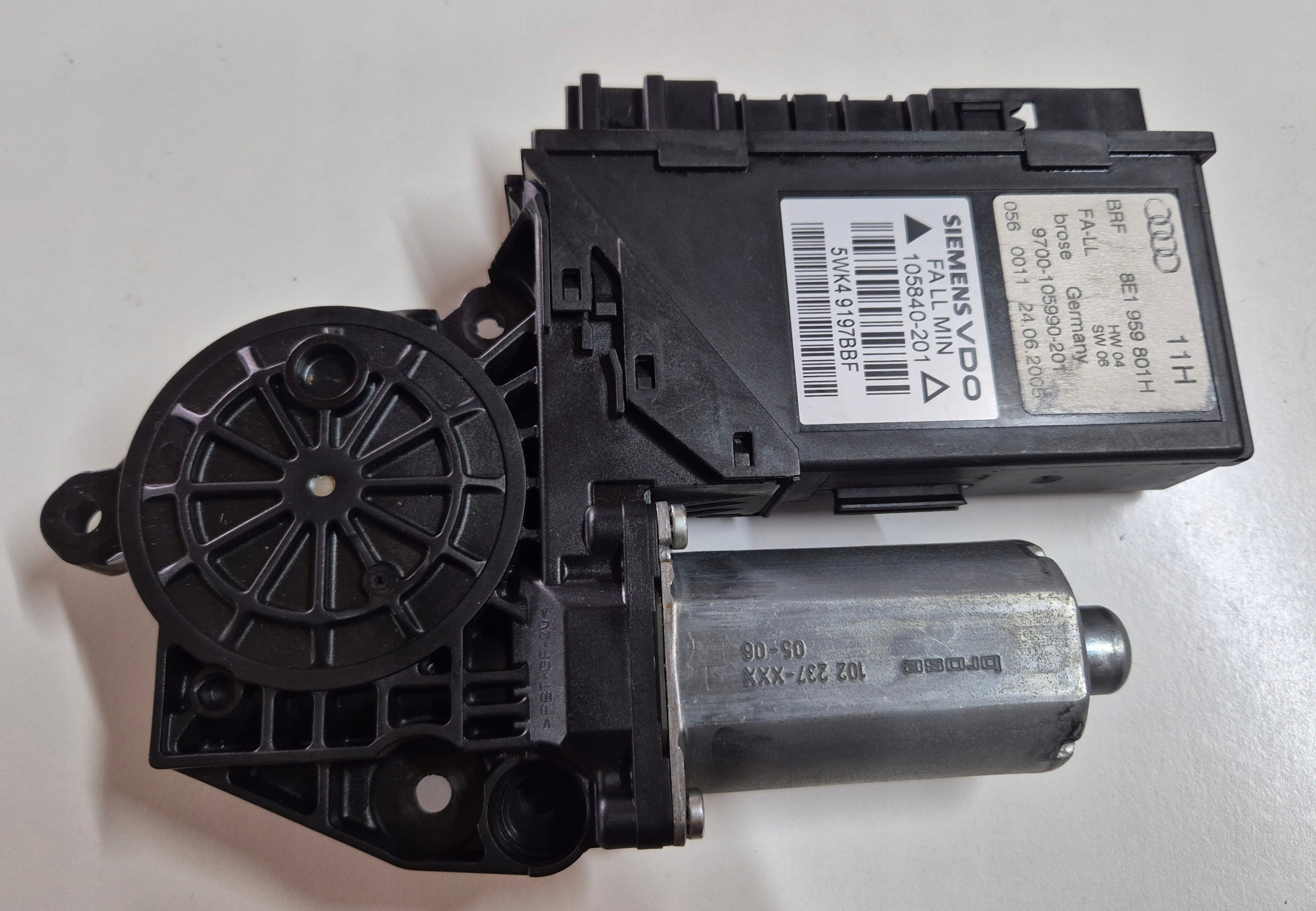 SILNICZEK SZYBY LEWY PRZÓD AUDI A4 B7 8E1959801H