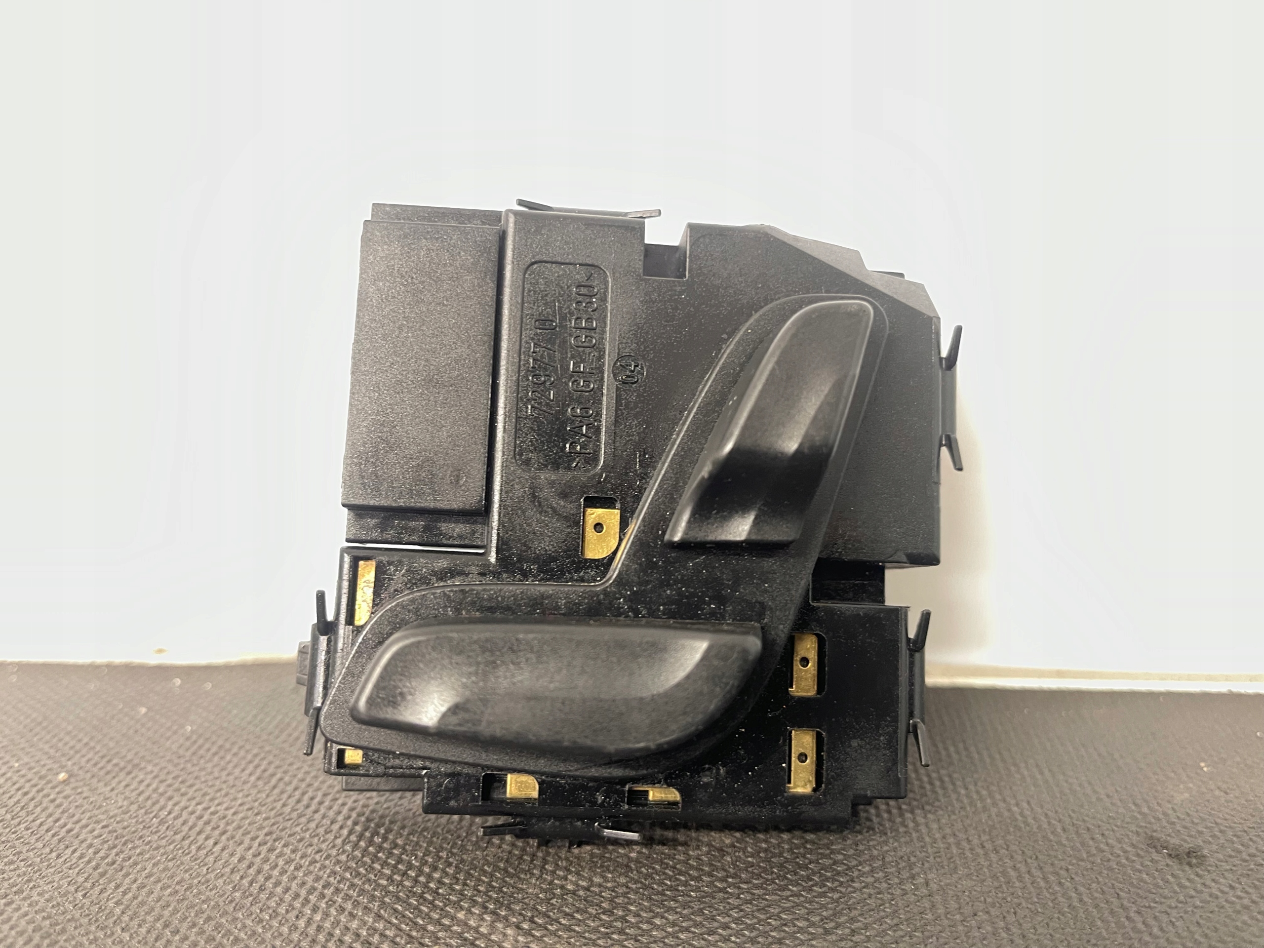 MERCEDES E KLASA 212 W212 PANEL seat left A2048701858