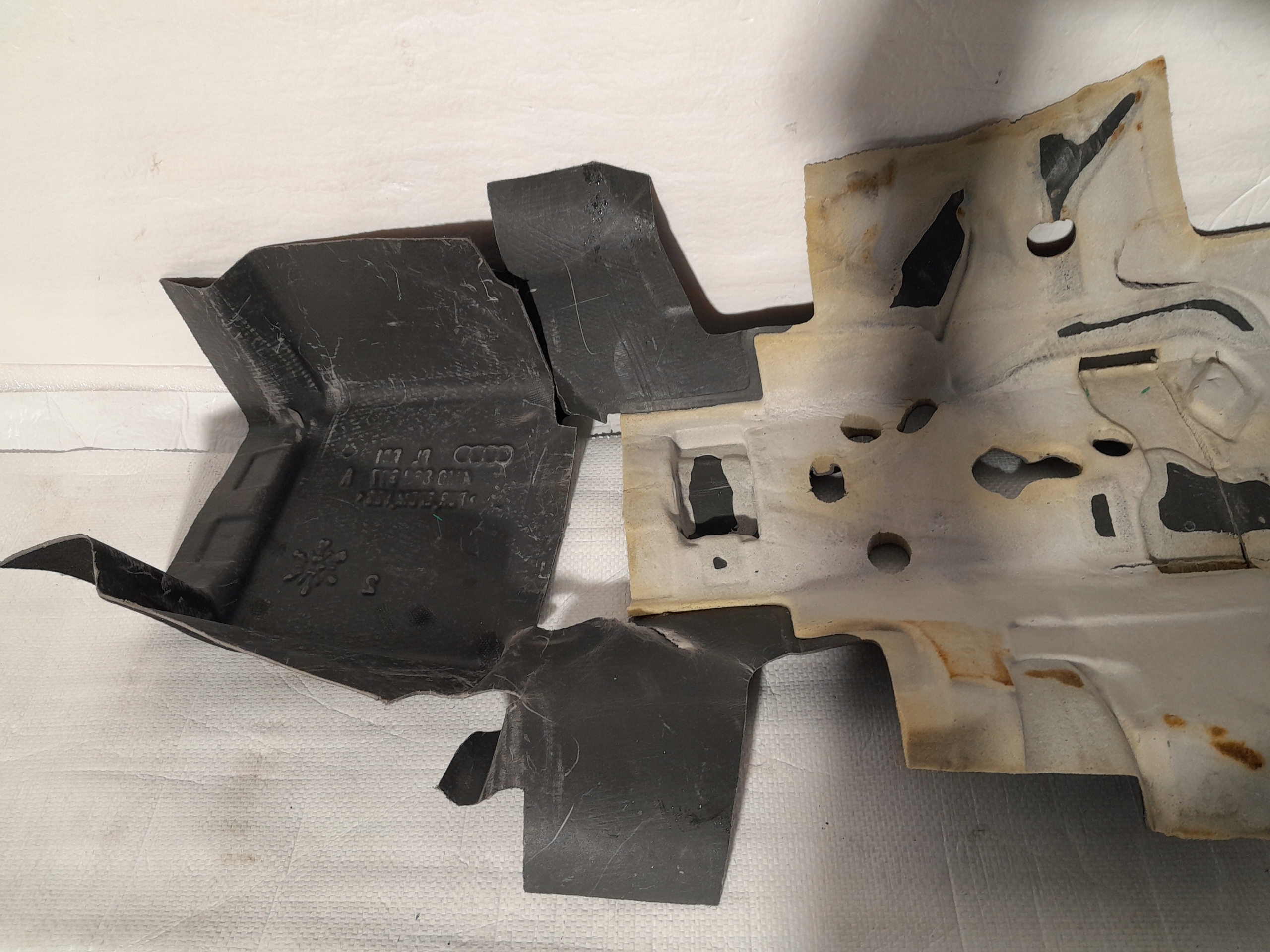 AUDI Q8 4M hangszigetelő TUNELU 4M0863977E