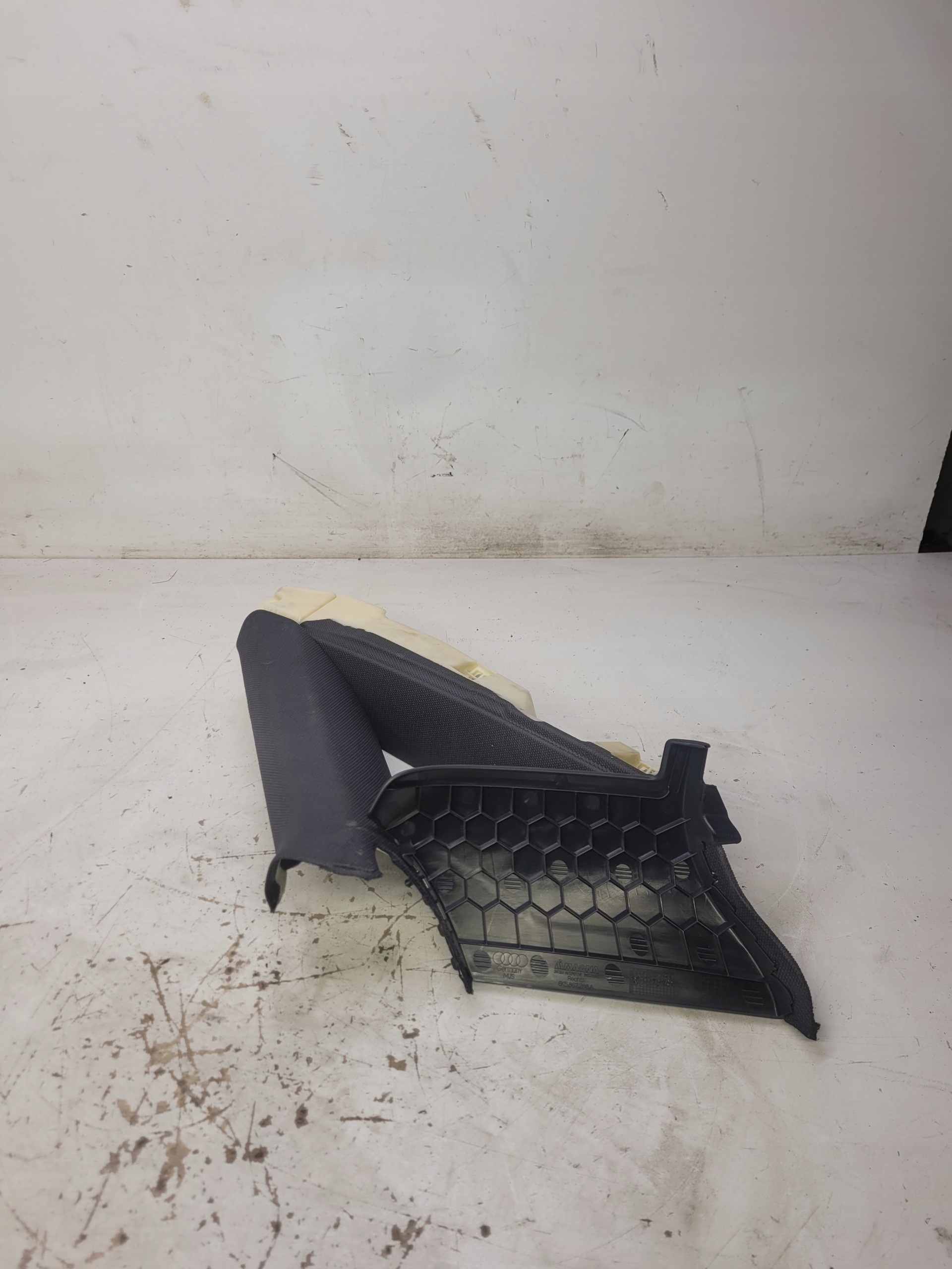 side SLUPKA right AUDI A4 B8 8K5867288A