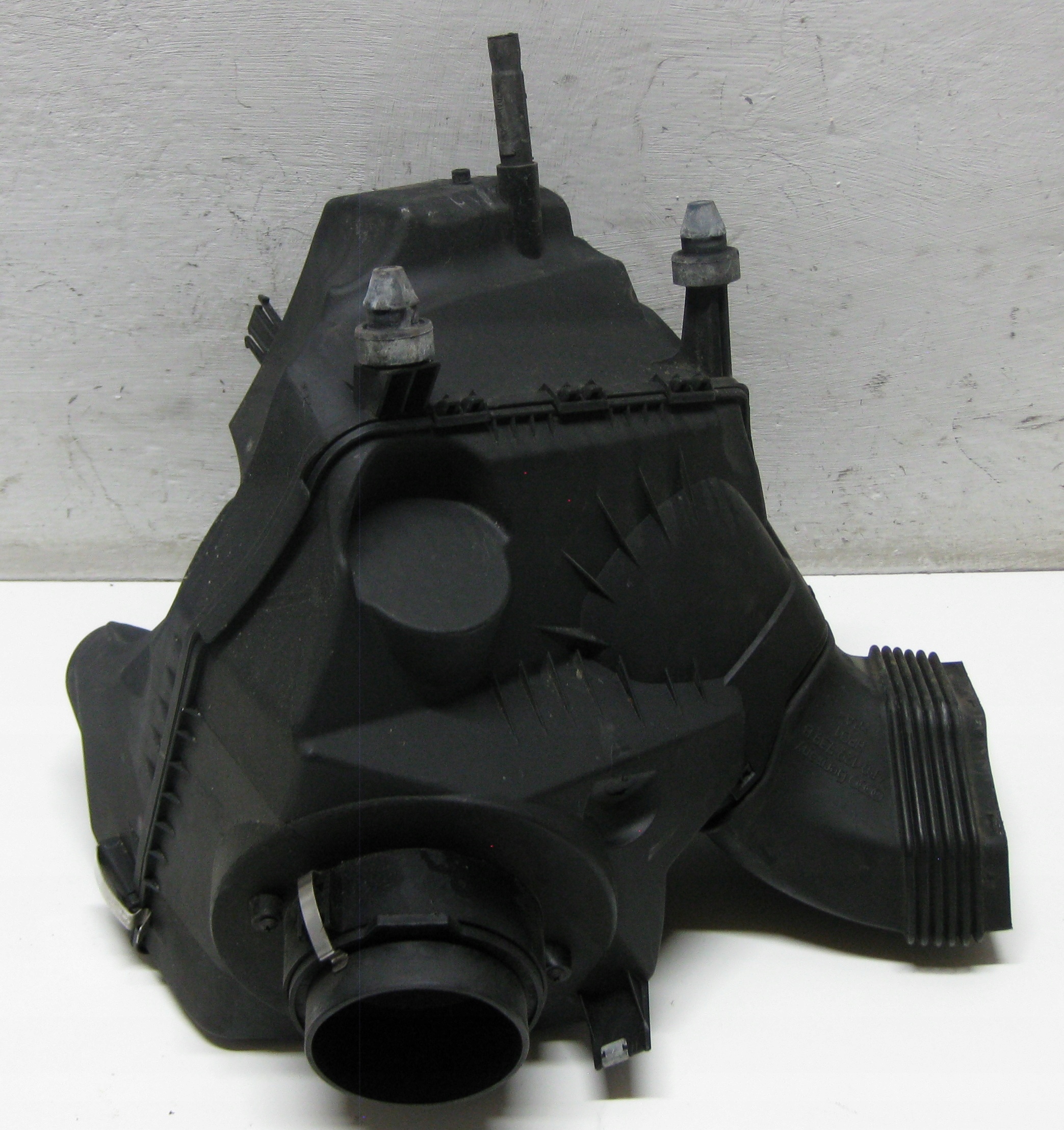 AUDI A6 C6 2.4 6V 05R air filter housing 4F0133835E