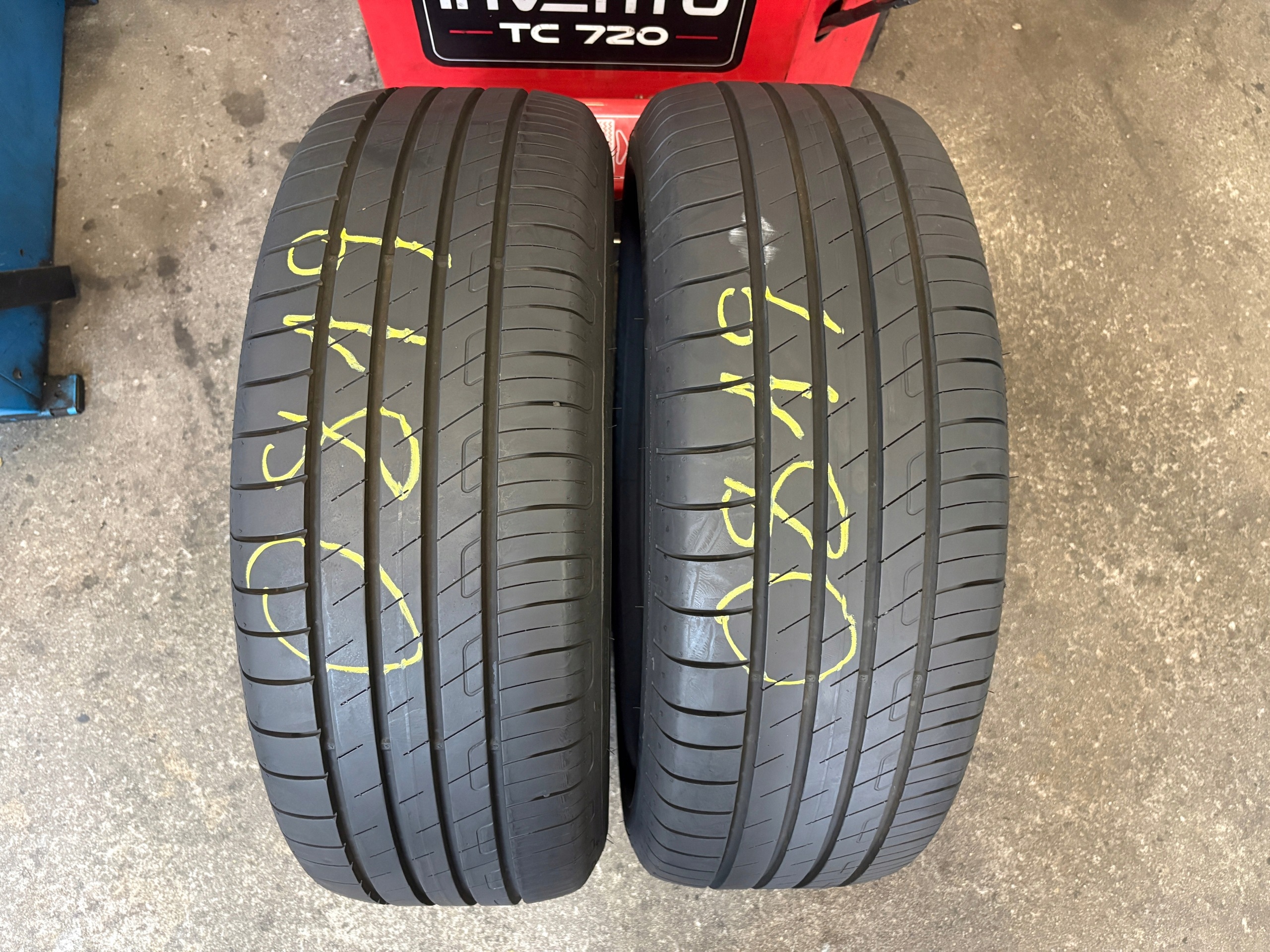2 tyres summer 215/60R16 Goodyear EfficientGrip Performance as new 7,5mm