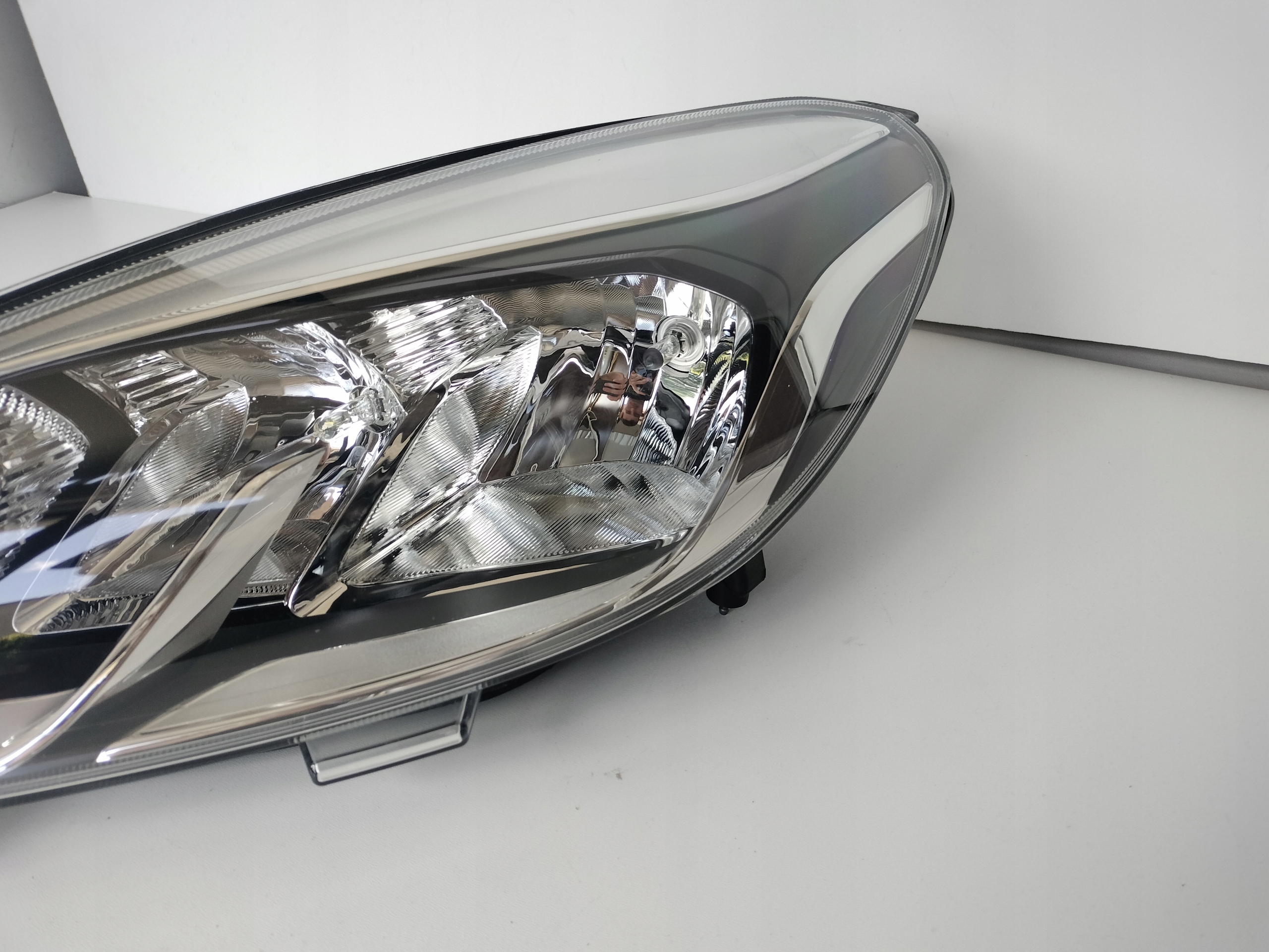 light left REFLEKTOR FORD FIESTA MK8 17