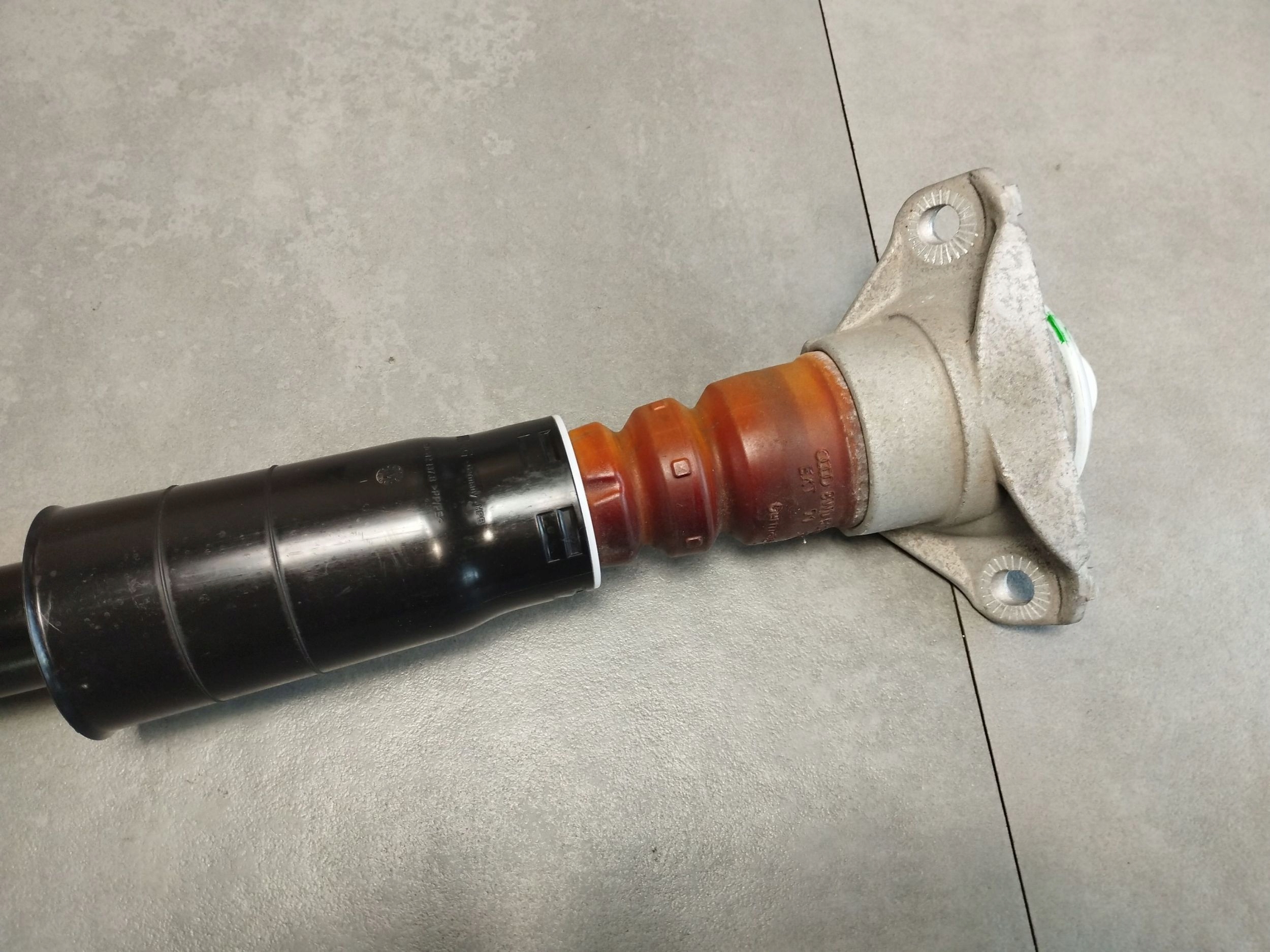 Audi A4 B9 8W Sedan Stoßdämpfer heck hinten 8W0035AA