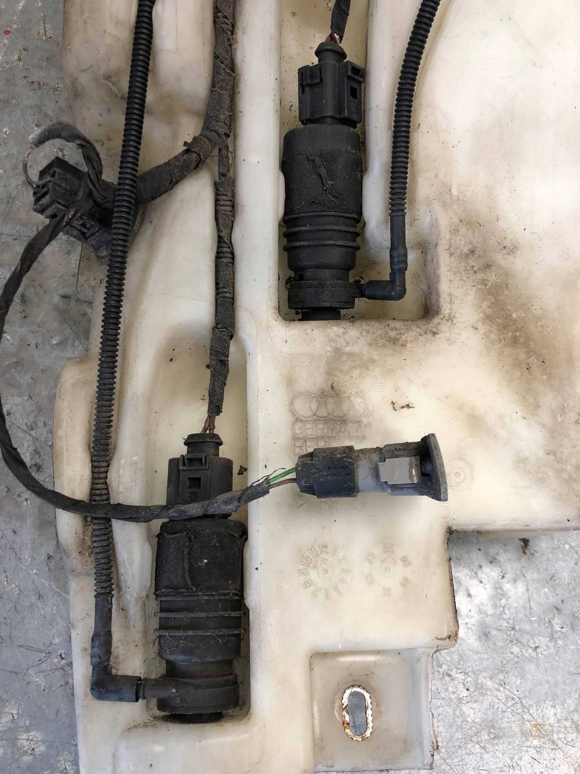 washer fluid tank AUDI A8 D3 4E0955453H