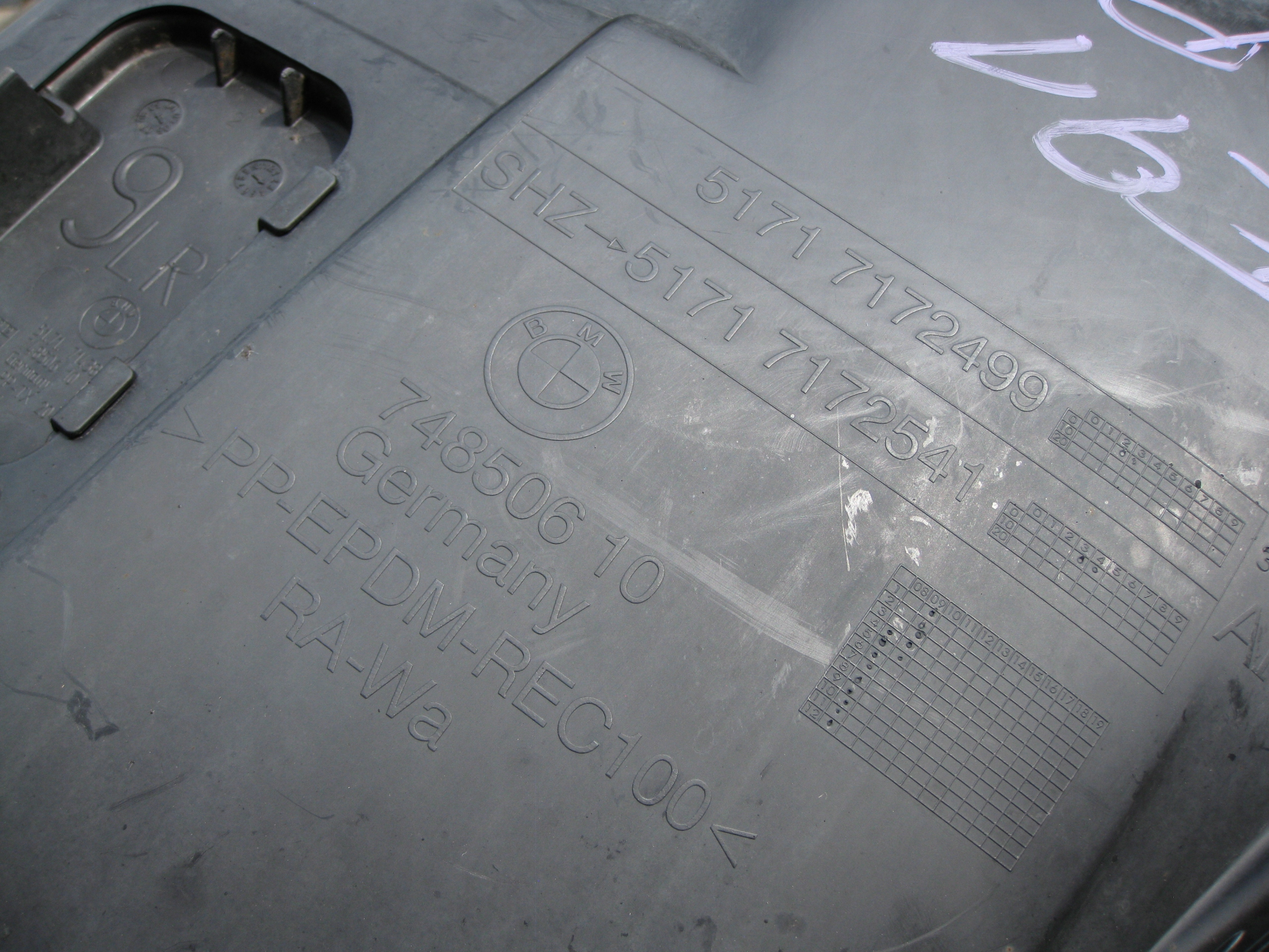 BMW E91 2.0 D 09R mudguard left front 7172541
