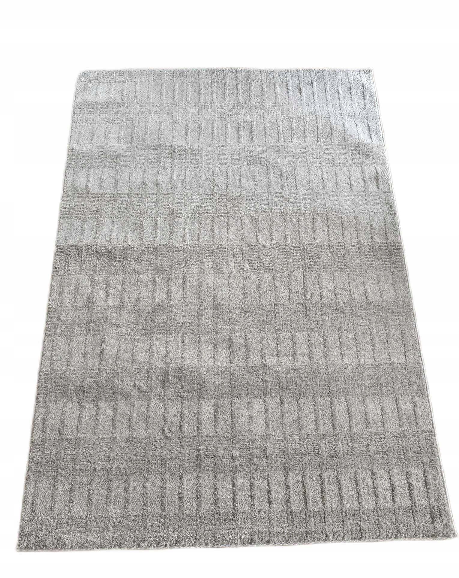 Koberec o rozměrech 160 x 230 cm s krátkými měkkými štětinami, béžová barva