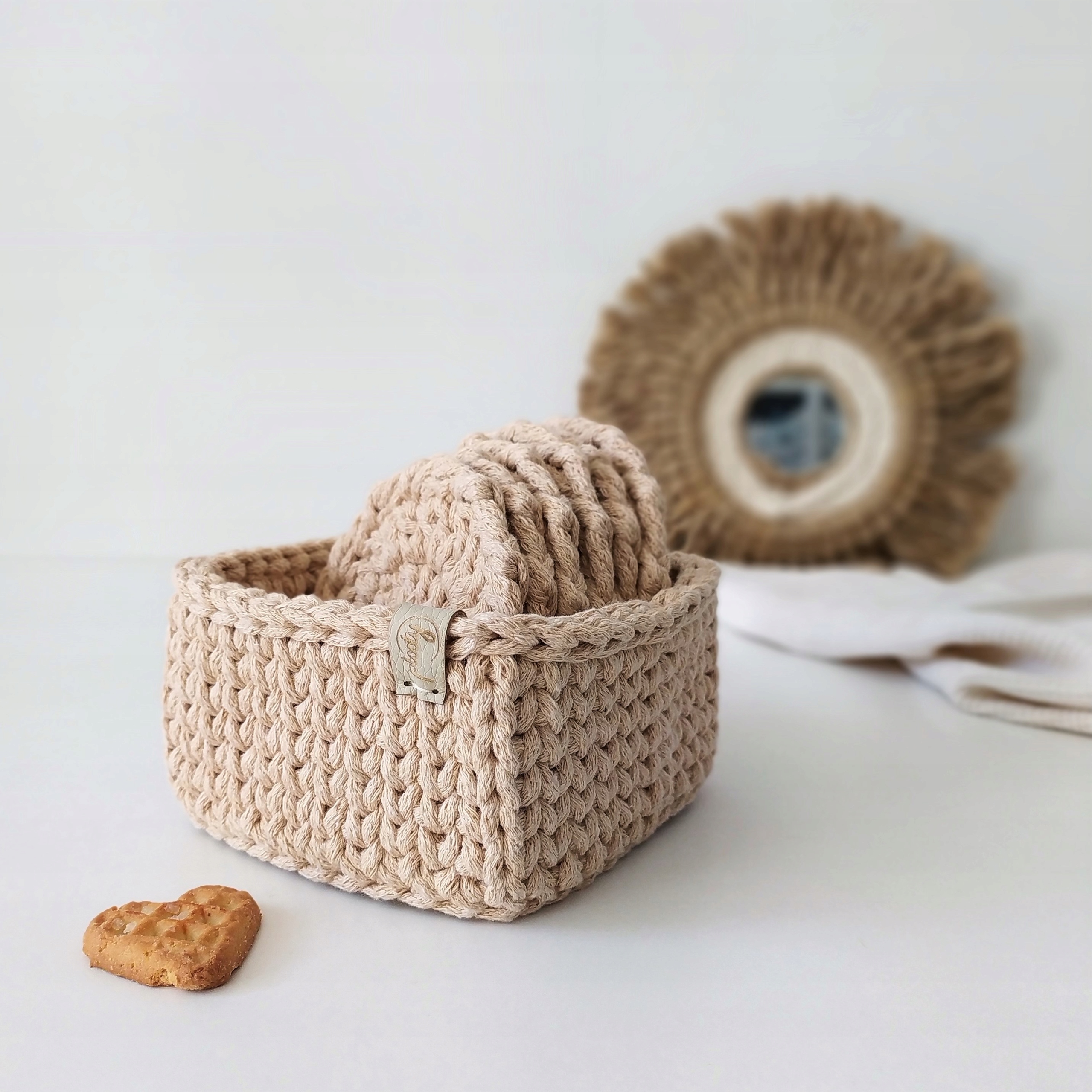 Podložky pod šálky v košíku různé barvy