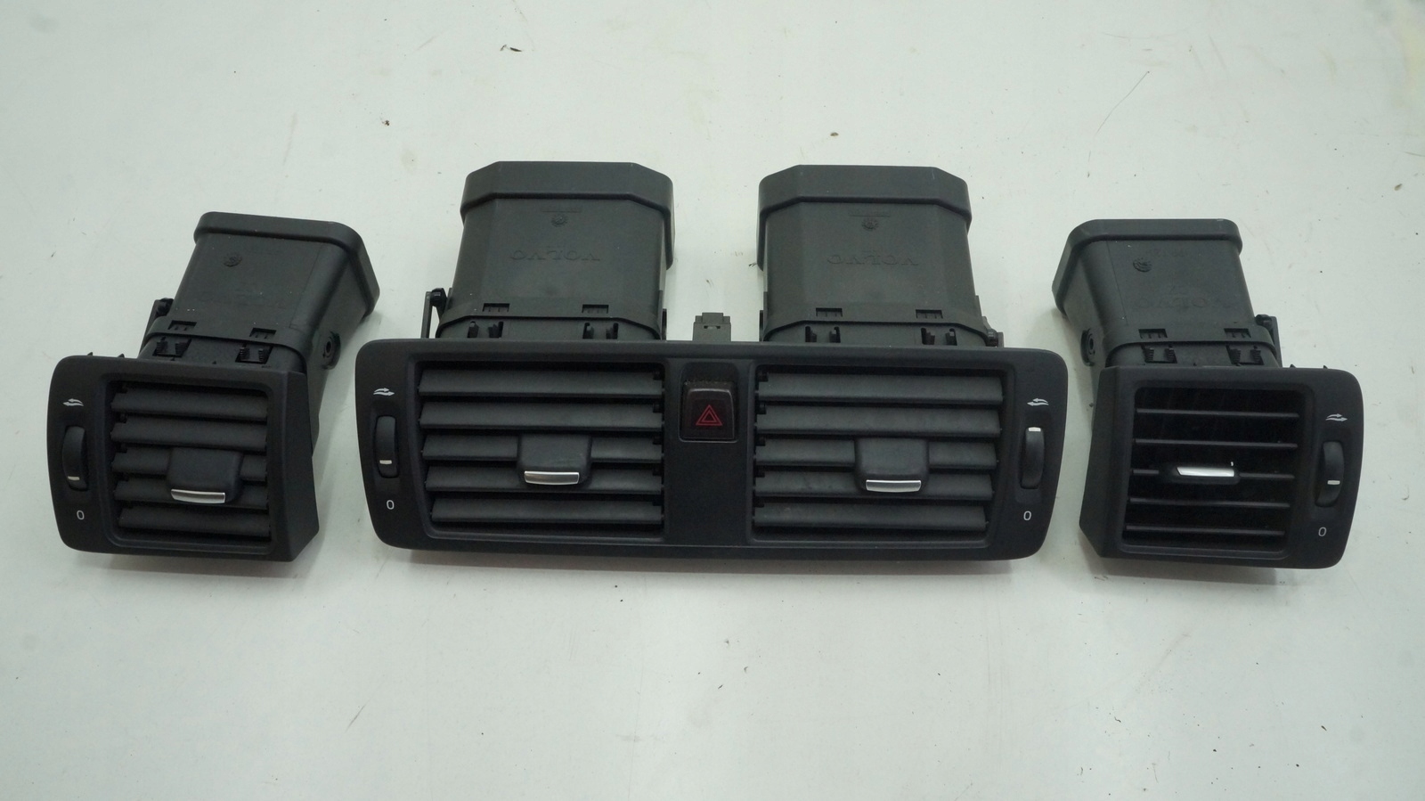 VOLVO V50 S40 C30 вентиляційна решітка в зборі Lift CHRO