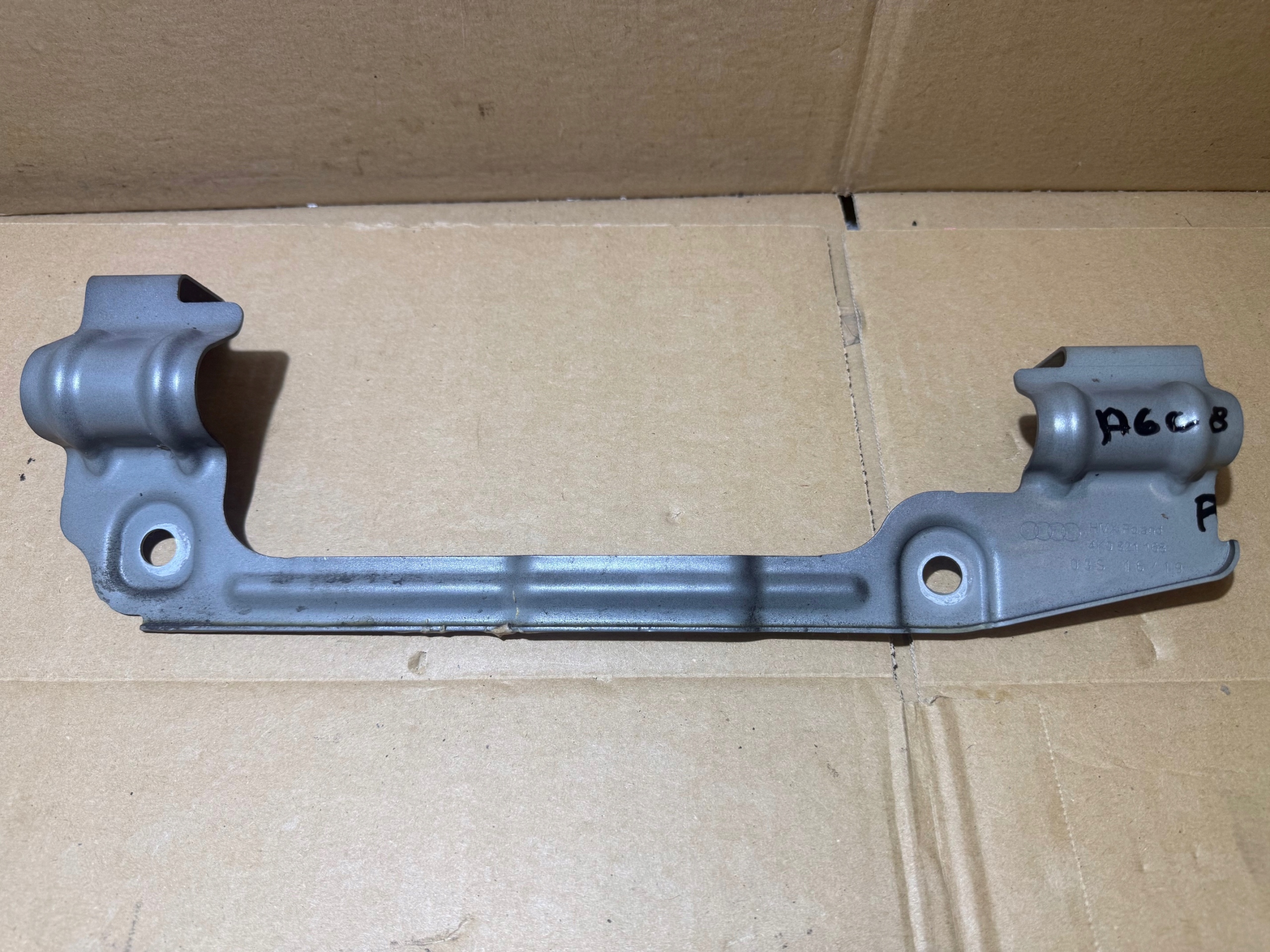 AUDI A6 C8 LZ7F console bracket holder of a fender right front 4K0821168