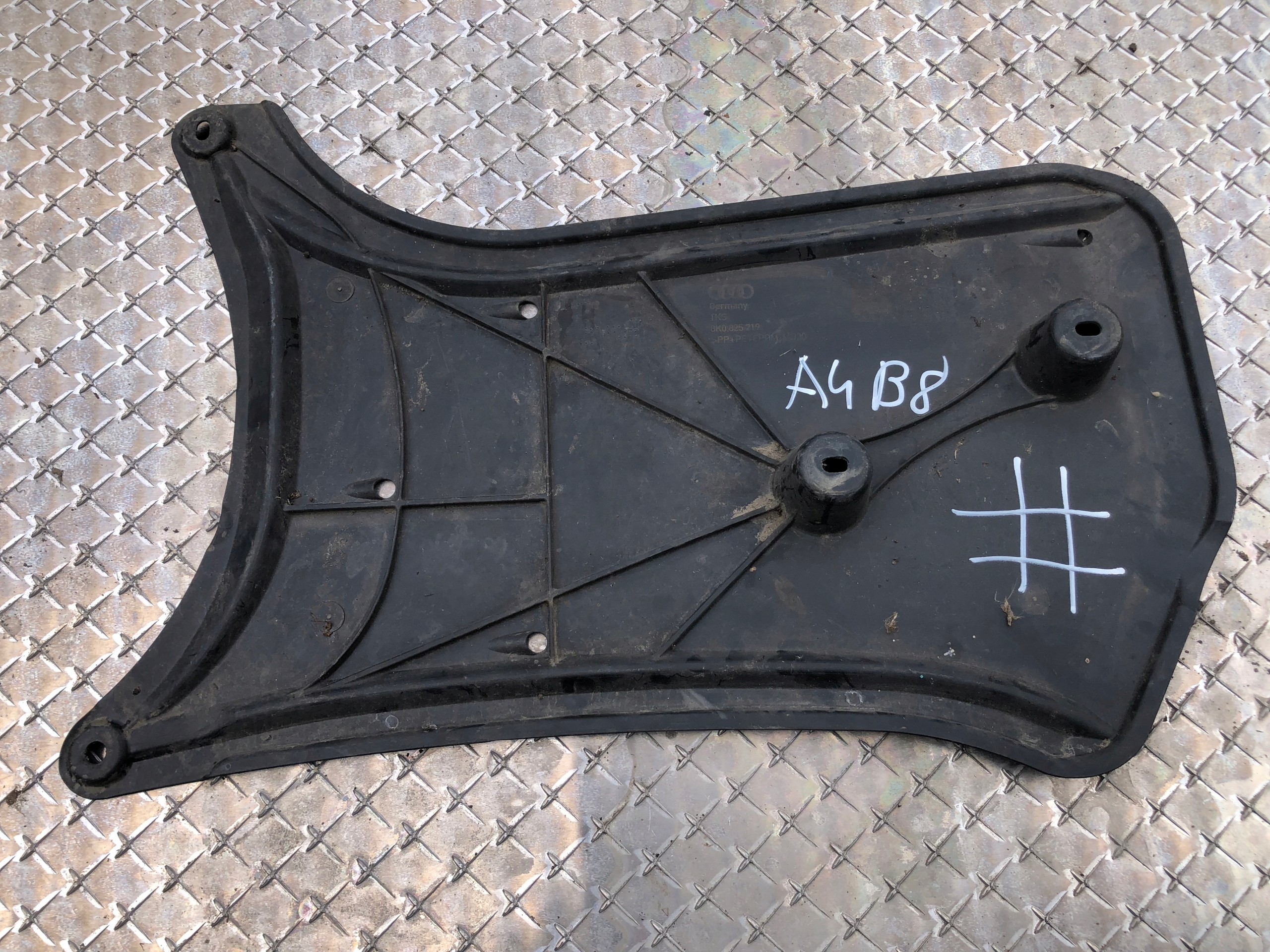 fedél alváz AUDI A4 B8 8K0825219