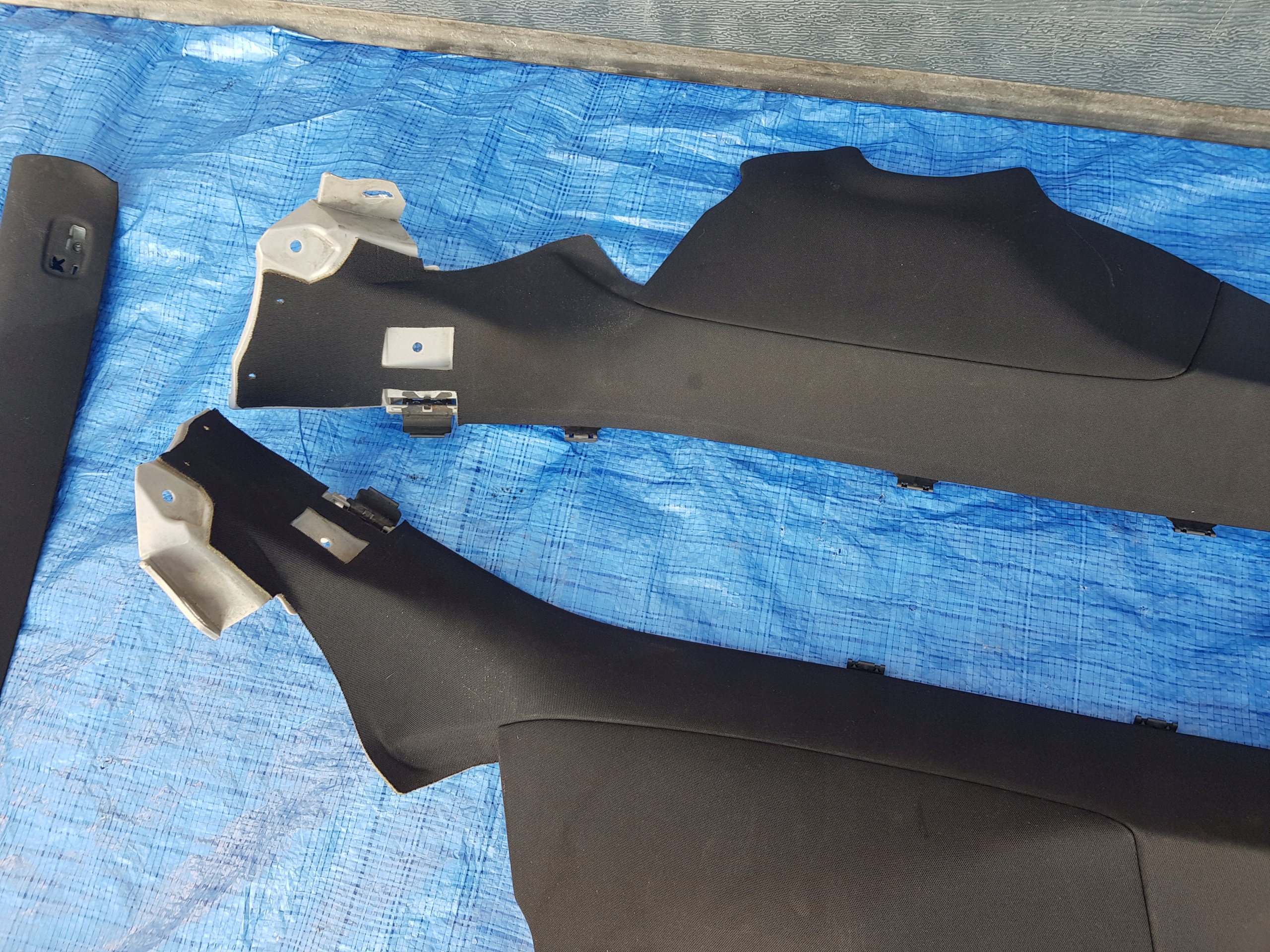 MERCEDES W212 AMG black, inner pillars plastics light