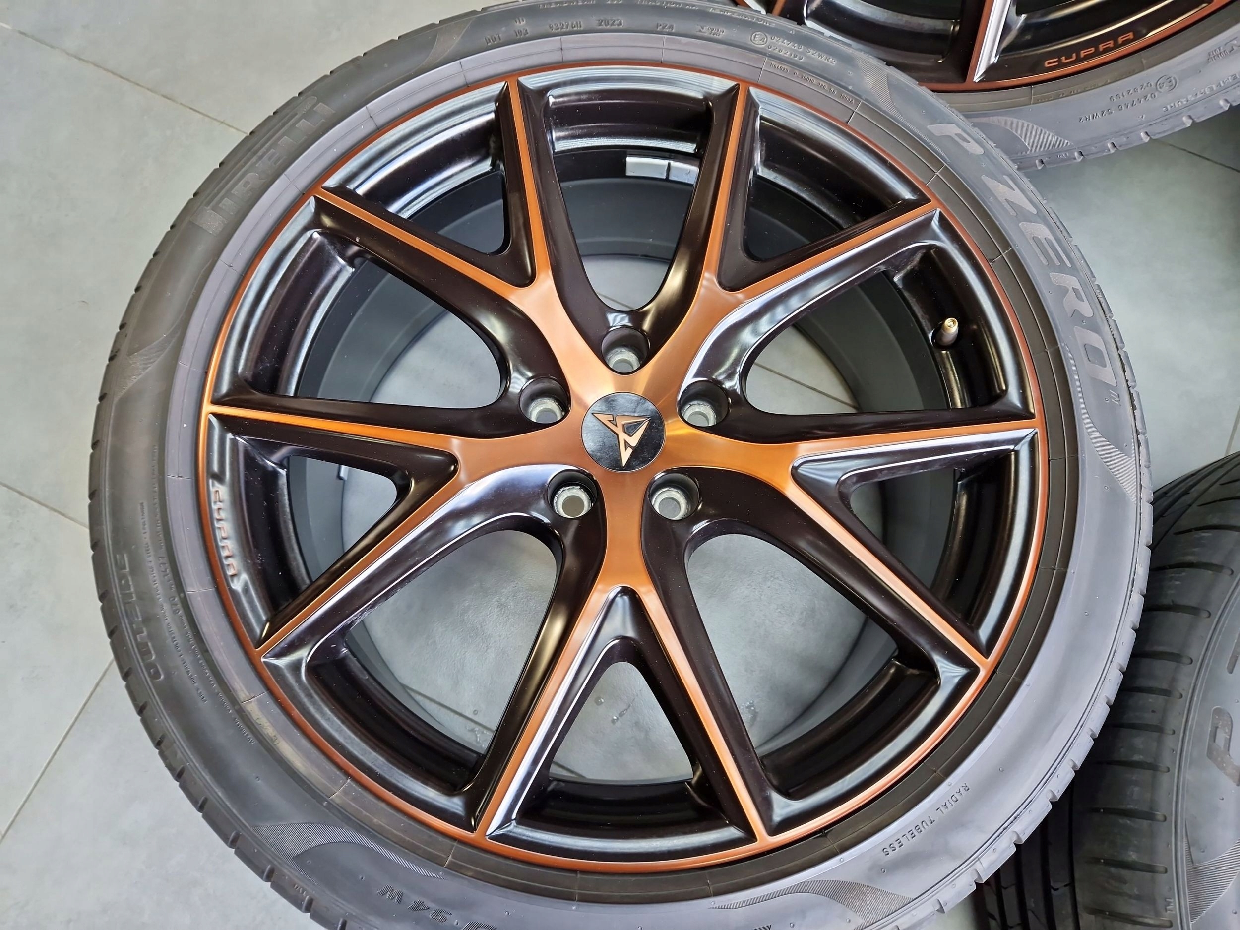 Cupra Ateca disc wheels 19 tyres PIRELLI 245/40 2023 575601025AP