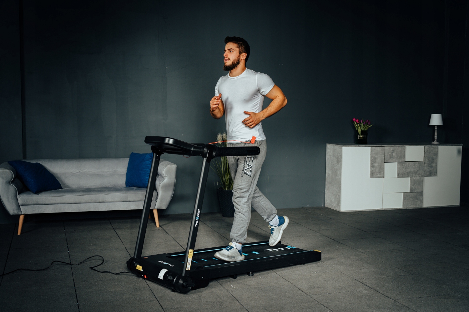 BIEŻNIA ELEKTRYCZNA APP SKŁADANA THUNDER 8200 USB Liczba programów treningowych 12