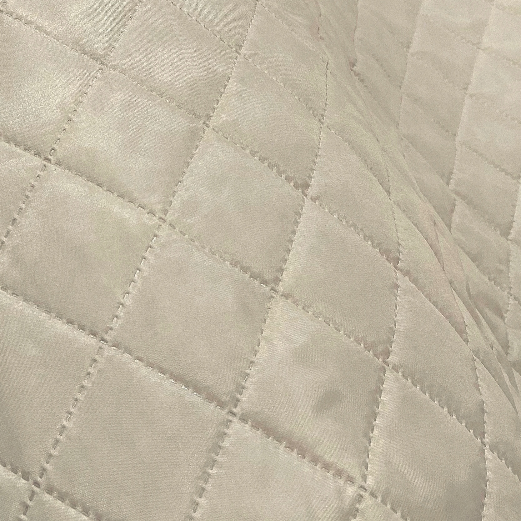 120gr 50 bm Béžová prošívaná podšívka s kosočtverci 5x5 na oděvním návleku